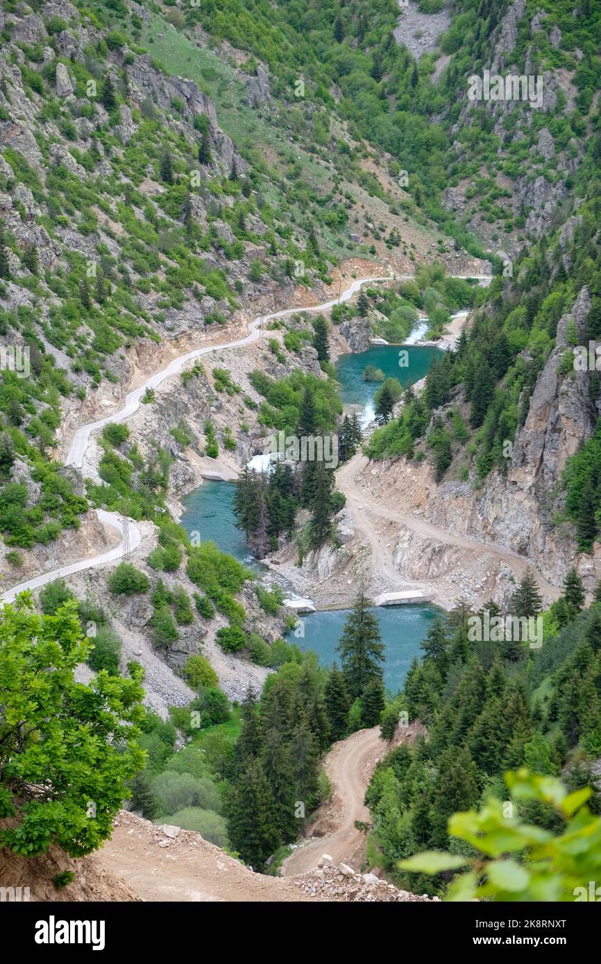 Die Verbesserung des Baches arbeitet im Dorf Özgüven im bezirk yusufeli der Provinz Artwin. Dahinter bildeten sich der Deich und die Seen. Stockfoto