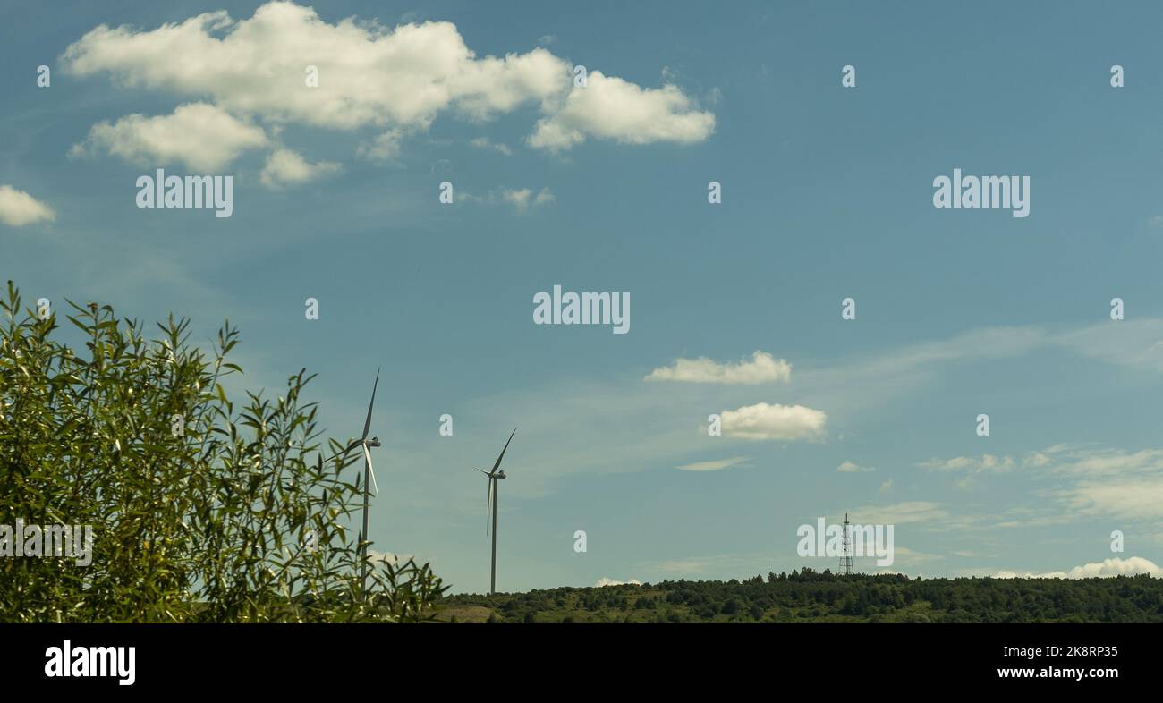 Landschaft mit Turbine Green Energy Electricity, Windmühle für die Stromerzeugung. Stockfoto