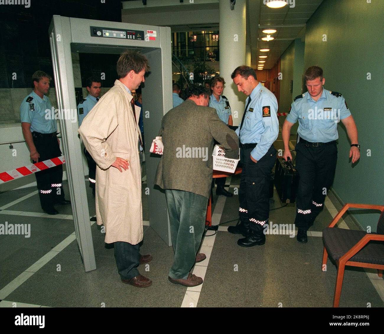 Am Montagmorgen gab es am Eingang zum Oslo Courthouse strenge Sicherheitsmaßnahmen, bei denen im September 1995 14 Personen des Thread-up-Tores vor dem Osloer Hauptbahnhof angeklagt wurden. Foto: Jon EEG / NTB / Gesetze / Oslo S / Oslo Central Station / Banden / Sicherheitsmaßnahmen / Stockfoto