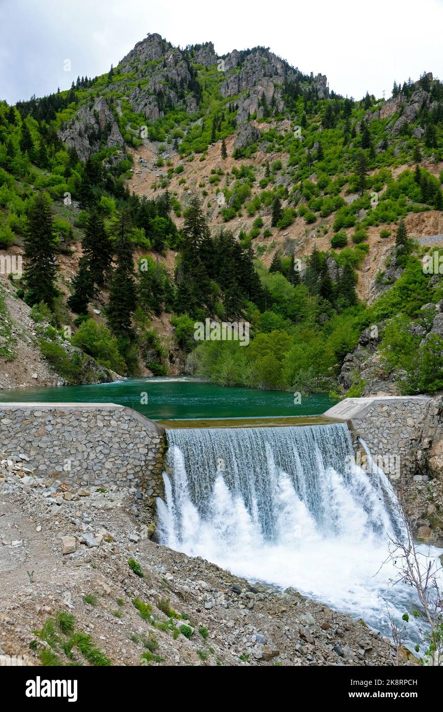 Die Verbesserung des Baches arbeitet im Dorf Özgüven im bezirk yusufeli der Provinz Artwin. Dahinter bildeten sich der Deich und die Seen. Stockfoto
