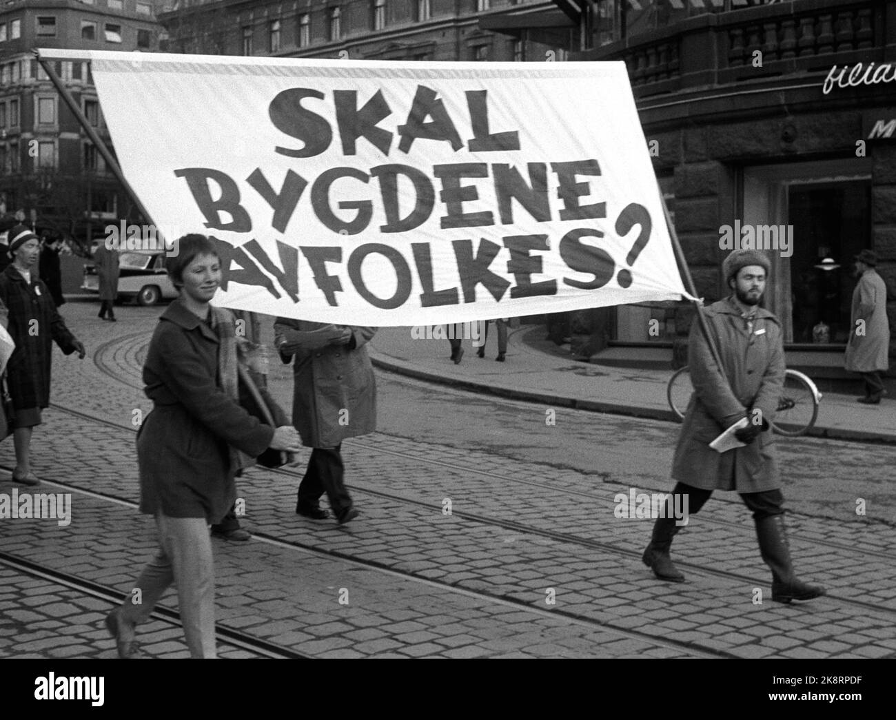 Die Oslo 19620420-Demonstration gegen den Gemeinsamen Markt während der parlamentarischen Debatte über Norwegen soll die Mitgliedschaft in der Europäischen Wirtschaftsgemeinschaft EWG beantragen. Der Demonstrationszug befindet sich in den Stortingsgaten auf dem Weg um den Storting. NTB Stock Photo per-Arne Knoblauch / NTB Stockfoto