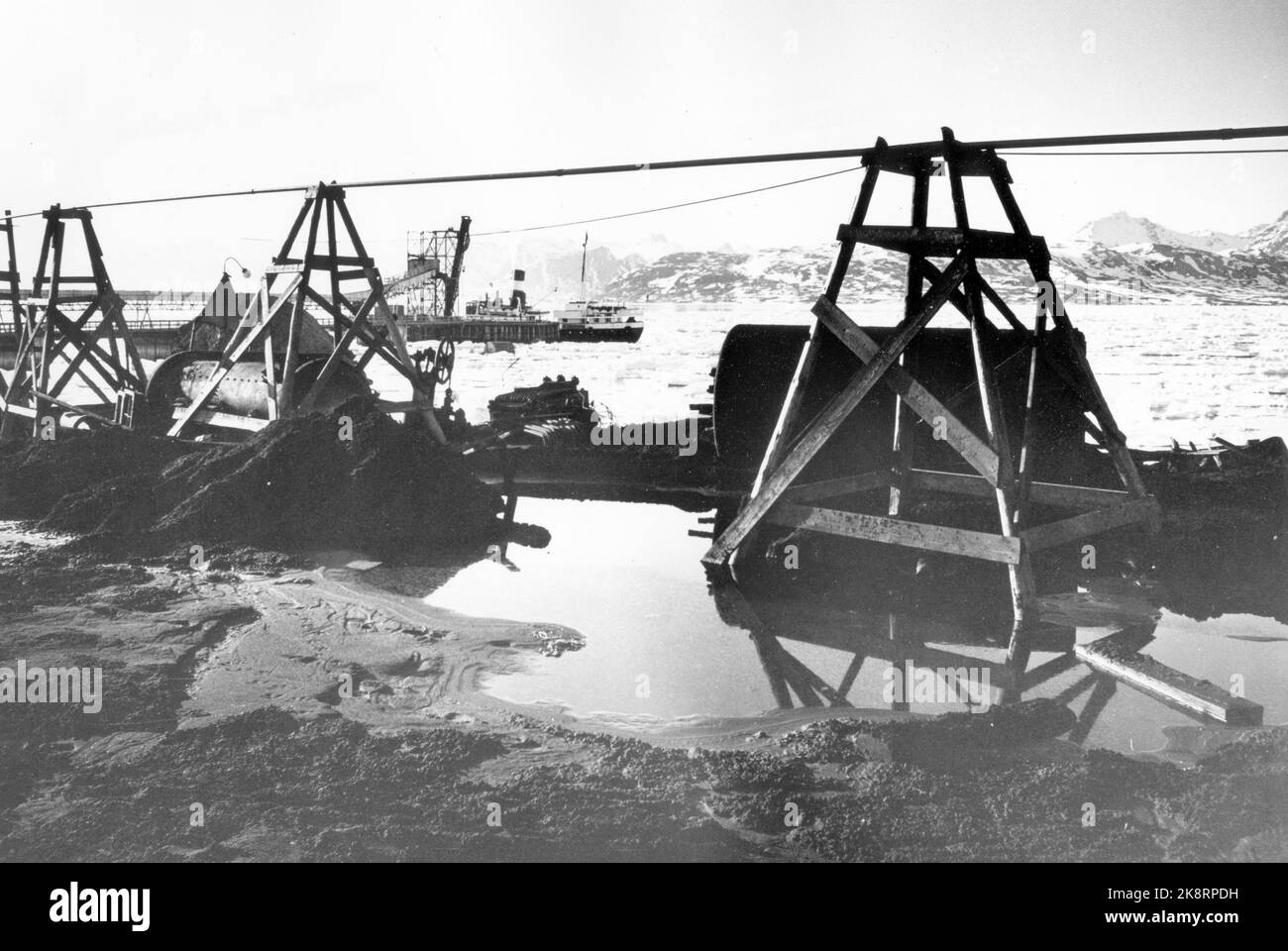 Svalbard, Ny-Ålesund 1963. Alle Aktivitäten in den Kings Bay Minen wurden vorerst eingestellt. Der große Bergbauunfall im Jahr 1962. Dies wird von der Regierung festgelegt, und die Entscheidung hat zu einer Aufbruchstimmung in der Bergbaugemeinde geführt. Hier sind leere Bergbauwagen und Ausrüstung für diese. Foto: Aage Storløkken / Aktuell / NTB Stockfoto