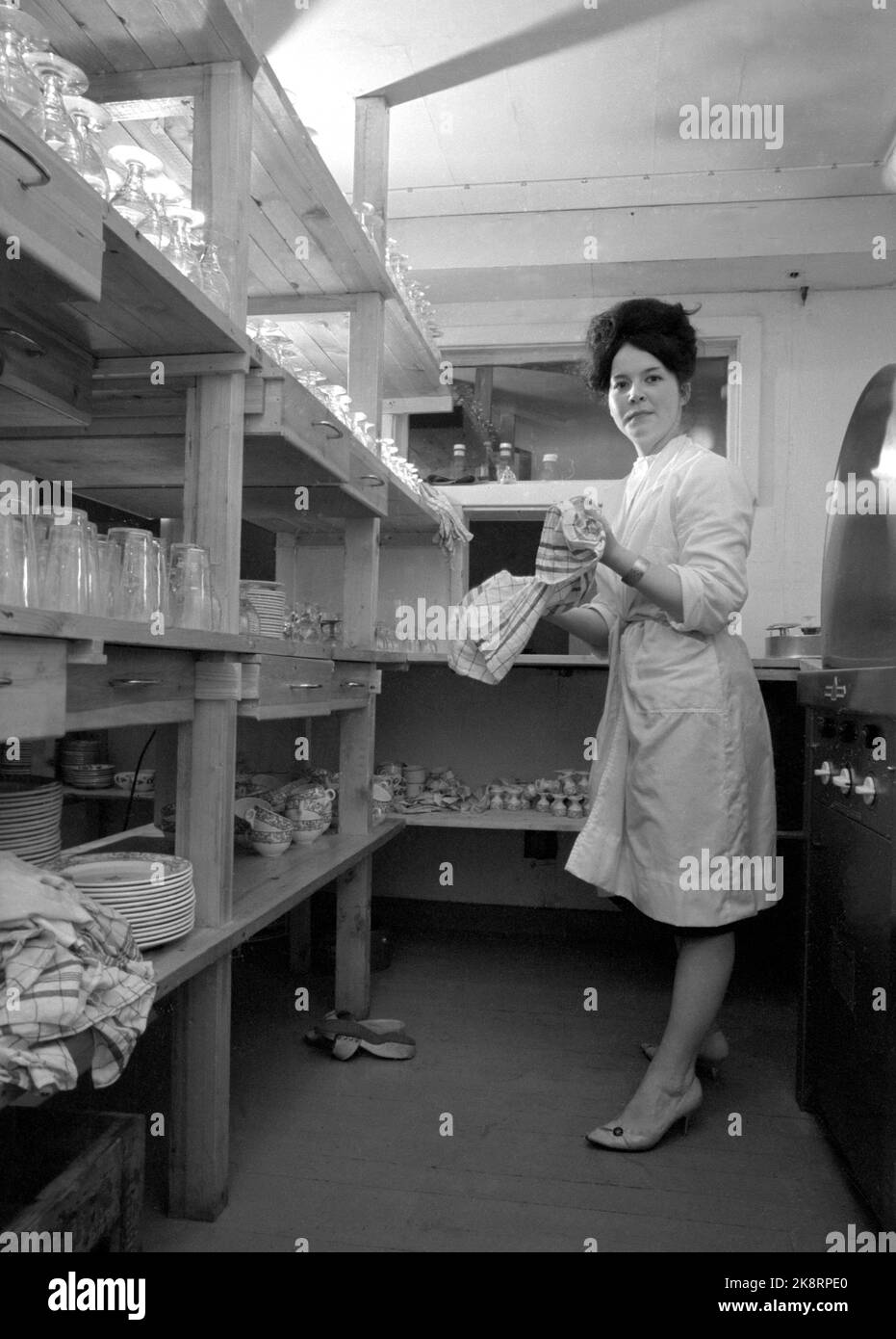 Eidsbugaren 19610401 'Jetzt können sie kommen!' Das Eidsbugaren Høyfjellshotell verfügt über 92 Betten und weitere 43 Betten in der Touristenkabine, die das Hotel zusammen mit dem Norwegischen Tourismusverband betreibt. Das Osterhotel ist bereit, dem großen Eindruck der Skifahrer gerecht zu werden. In der aktuellen Überschrift von 1961 heißt es: Insgesamt 4 schwedische Wünsche gehören zu den Mitarbeitern. Sie kommen alle aus den Arvika-Trakten. Nachts ist die kleine Margareta Danthoft eine von denen, die für die Aufgebrachten steht, mit einer Maschine, die hilft. Foto: Sverre A. Børretzen / Aktuell / NTB Stockfoto