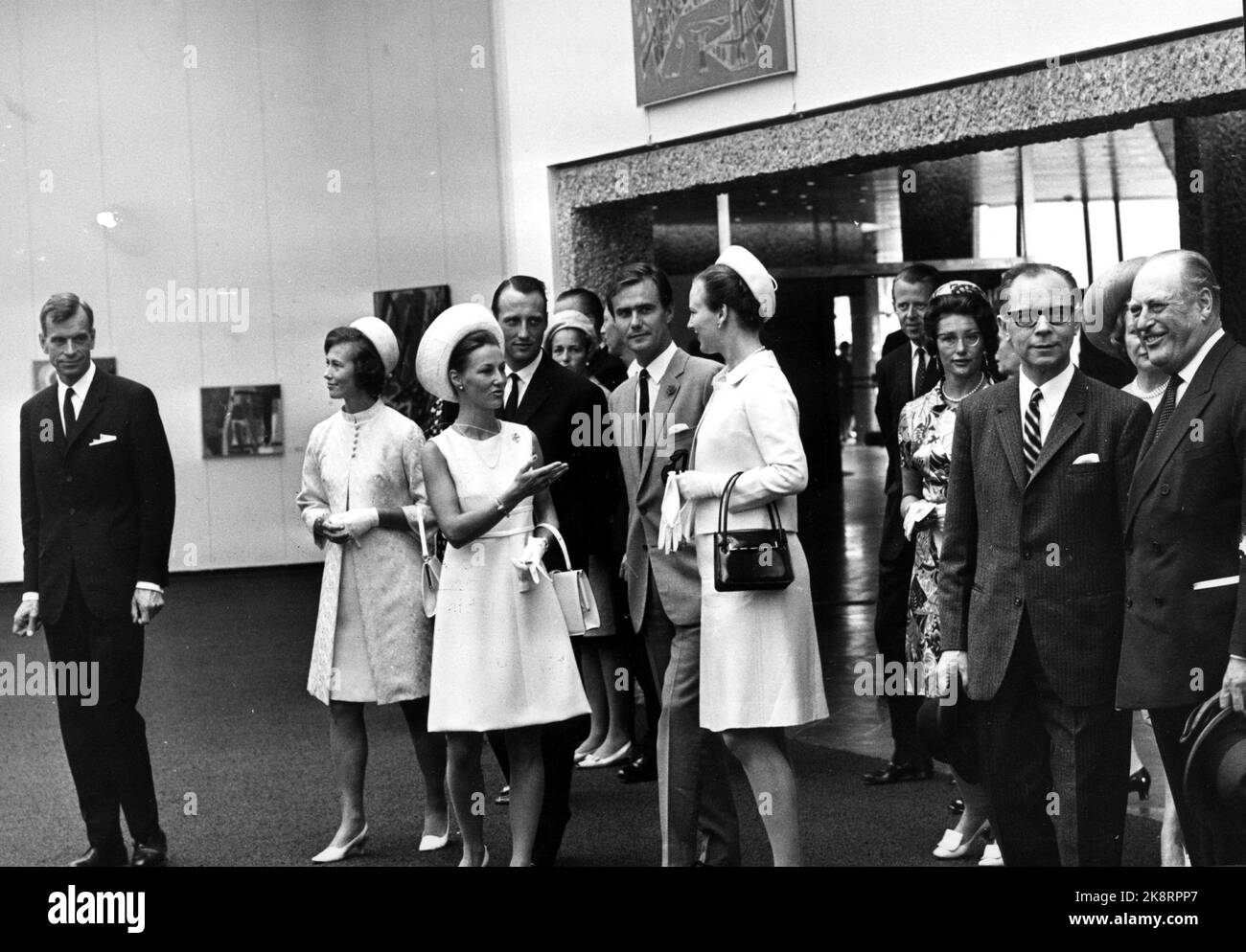 Oslo 1968-08-29: Königliche norwegische Hochzeit. Kronprinz Harald heiratet Sonja Haraldsen. Das Ehepaar Kronprinz lud seine Hochzeitsgäste in das Henie-Onstad Art Center in Høvikodden ein. Dazu gehörten Irmelin Riddervold (Verlobte), Sonja Haraldsen, Kronprinz Harald, Prinz Henrik von Dänemark, Prinzessin Margrethe von Dänemark, Johan Martin Ferner, Prinzessin Astrid Frau Ferner, Bürgermeister von Bærum, W. Greiner und König Olav. NTB – Stockfoto. Stockfoto