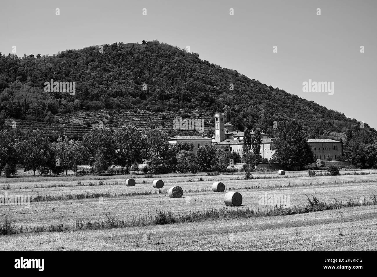 Ländliche Landschaft nach der Ernte und Gebäude von Abbazia di Praglia in Italien, monochrom Stockfoto