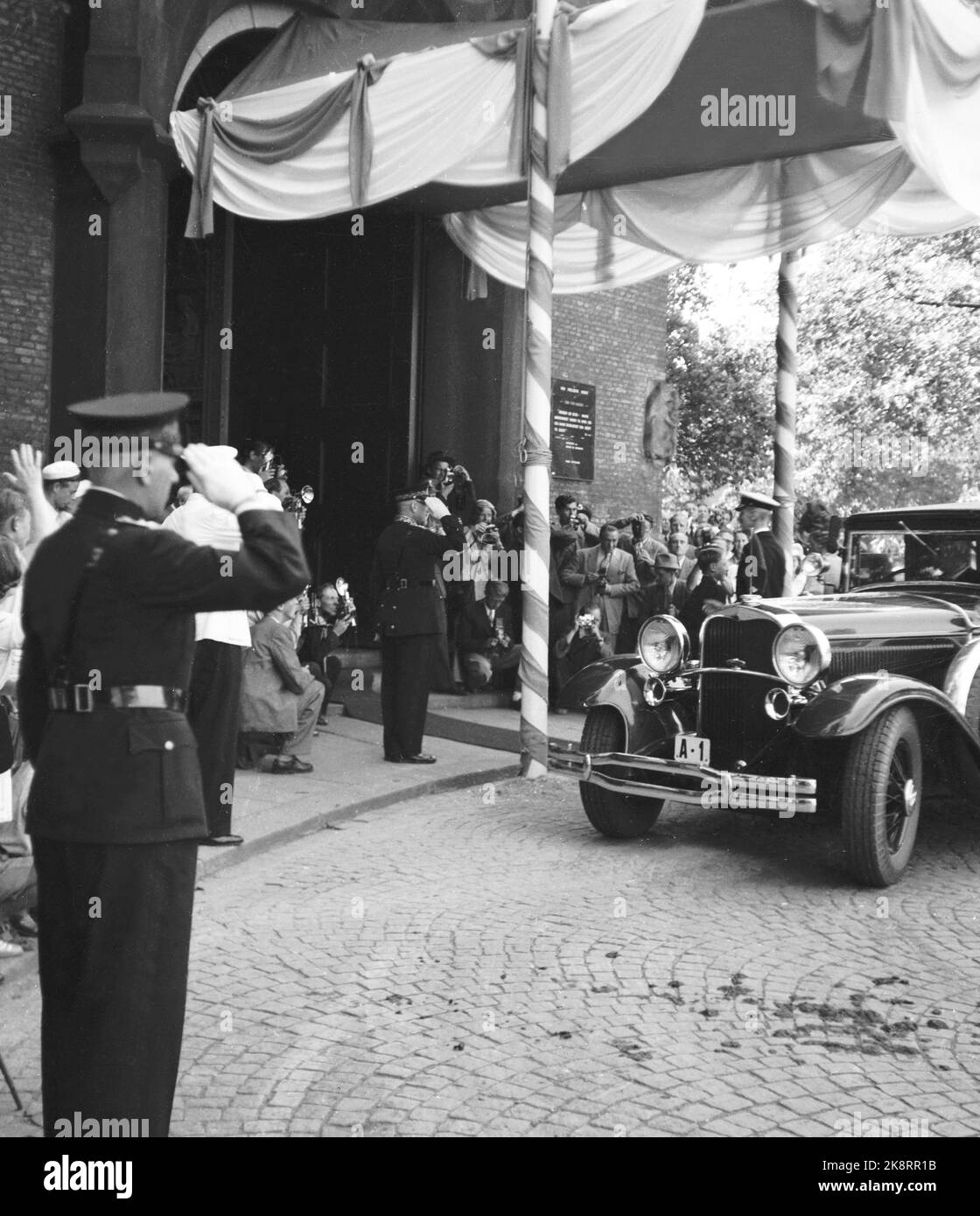 Oslo 19470803. König Haakon feierte sein 75.-jähriges Jubiläum mit einer Rundfahrt durch die Stadt. Hunderttausende waren anwesend, um dem König Tribut zu zollen. Hier kommt der König mit dem Auto A1 zur Anbetung in unserer Heiland-Kirche an. Foto: Current / NTB Stockfoto