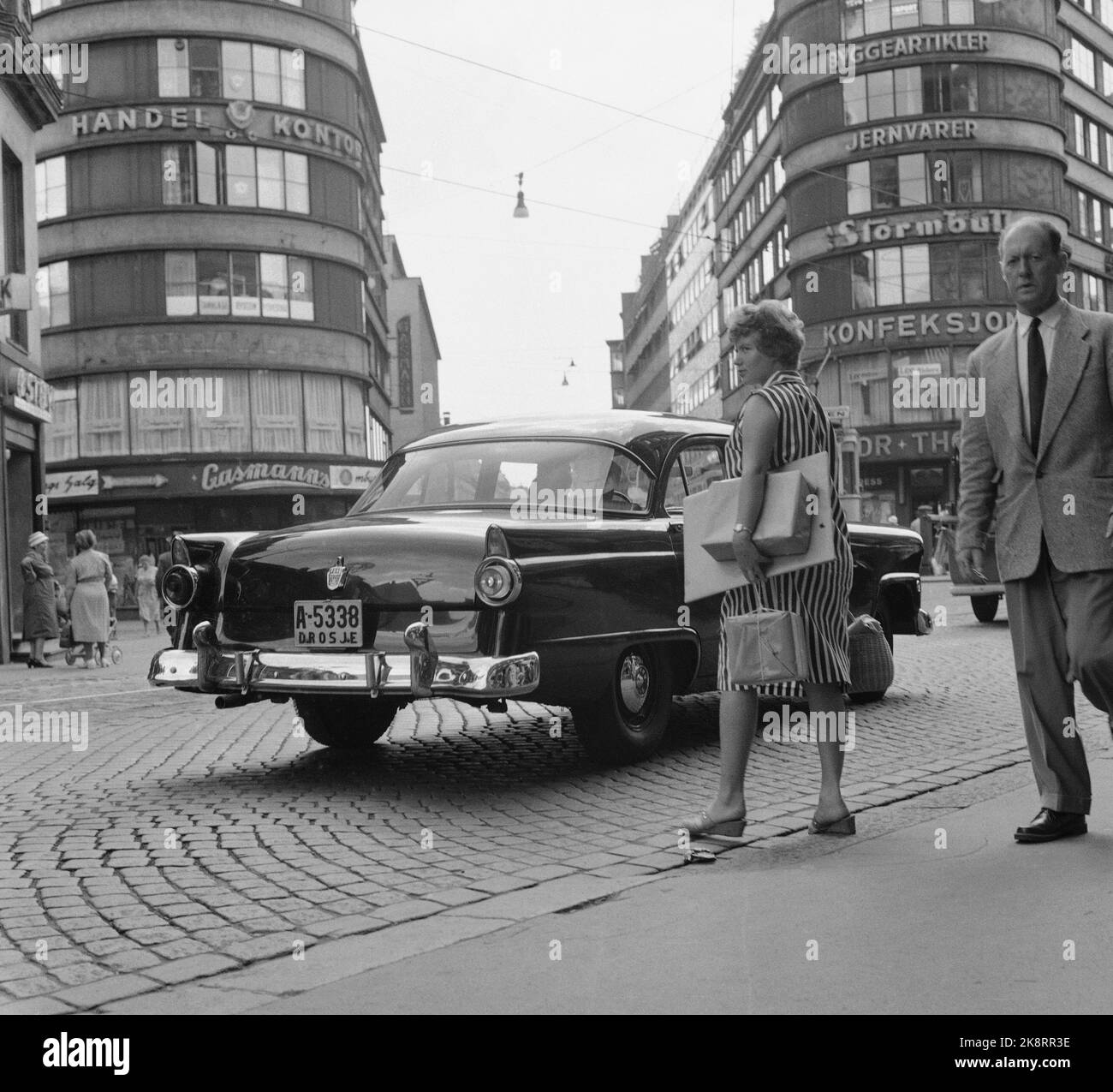 Oslo 8. August 1959. Der Bericht „schwanger in der Stadt“ wurde im aktuellen Jahr 1959 veröffentlicht. Sie stattete einer Schwangeren Pakete und Taschen aus, um zu sehen, ob ihr Hilfe angeboten wurde. In 40 Jahren hat sich wenig verändert, keine Hilfe zu bekommen. In der Straßenbahn wurde ihr lange Zeit ein Sitz angeboten. Und in einem überfüllten Café wurde ihr nach einer Weile angeboten, am Tisch einer Mitschwester zu sitzen. Hier ist sie in Storgaten. Foto: Bjørn Bjørnsen / Aktuell / NTB Stockfoto