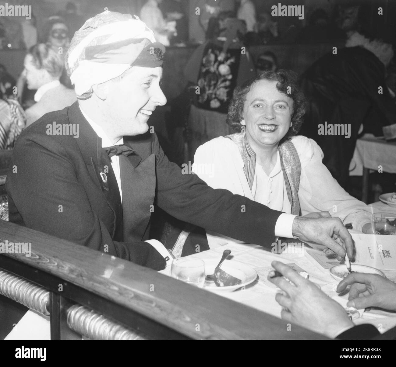 Oslo. Das Regenbogenrestaurant. Karnevalnacht im Zeichen von Schüssen. Die Schriftstellervereinigung veranstaltet den Shooting Year Karneval in Oslo für Einkommen für alte, unproduktive Schriftsteller und Witwen von Schreibern. Hier werden Torolf Elster und Inger Hagerup über einen guten Witz herzlich gelacht. Foto: NTB Stockfoto