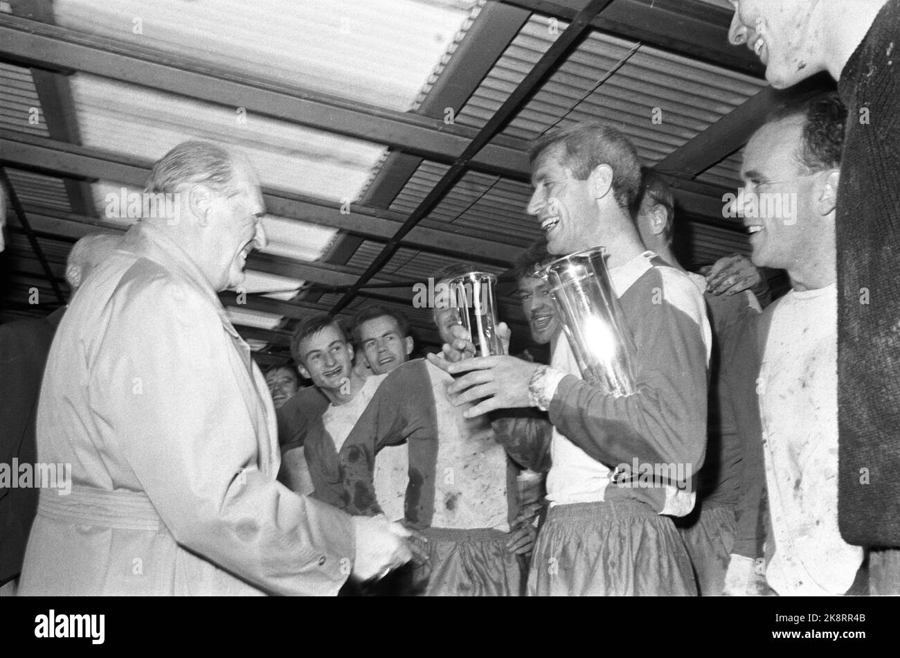 Oslo, 29101967. Das Pokalfinale im Ullevaal Stadium. NM. Blitz - Rosenborg BK 4 -1. Hier erhält Lyns Teamkapitän Kjell Saga den King's Cup von König Olav, nachdem er die norwegische Fußballmeisterschaft gewonnen hat. Foto: NTB / NTB Stockfoto