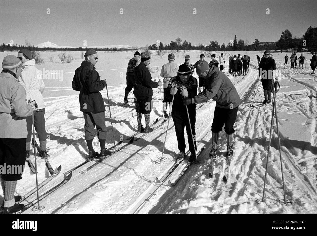 Beitostølen 19620323 unter der Leitung von Erling Stordahl und Håkon Brusveen finden in Beitostølen erstmals Skikurse für Blinde statt. Hier weist Brusveen einen der Teilnehmer auf den Kurs an. Foto: Aaserud / Aktuell / NTB Stockfoto