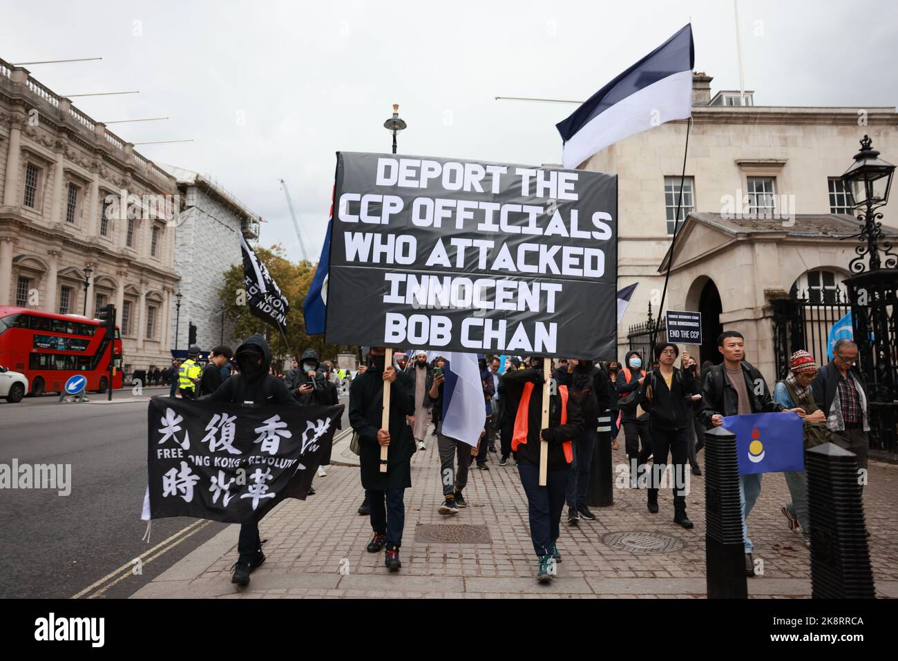 London, Großbritannien. 24. Oktober 2022. Während der Demonstration sahen die Demonstranten, wie sie ein Banner trugen. Hunderte von Menschen marschierten von der Downing Street über Chinatown zur chinesischen Botschaft in London, um gegen den Angriff zu protestieren, bei dem ein Hongkonger Protestler Bob Chan, Man sah, wie sie am 17. Oktober 2022 auf dem Gelände eines chinesischen Konsulats in Manchester von Mitarbeitern geschlagen wurde. (Foto von Wong Yat HIM/SOPA Images/Sipa USA) Quelle: SIPA USA/Alamy Live News Stockfoto