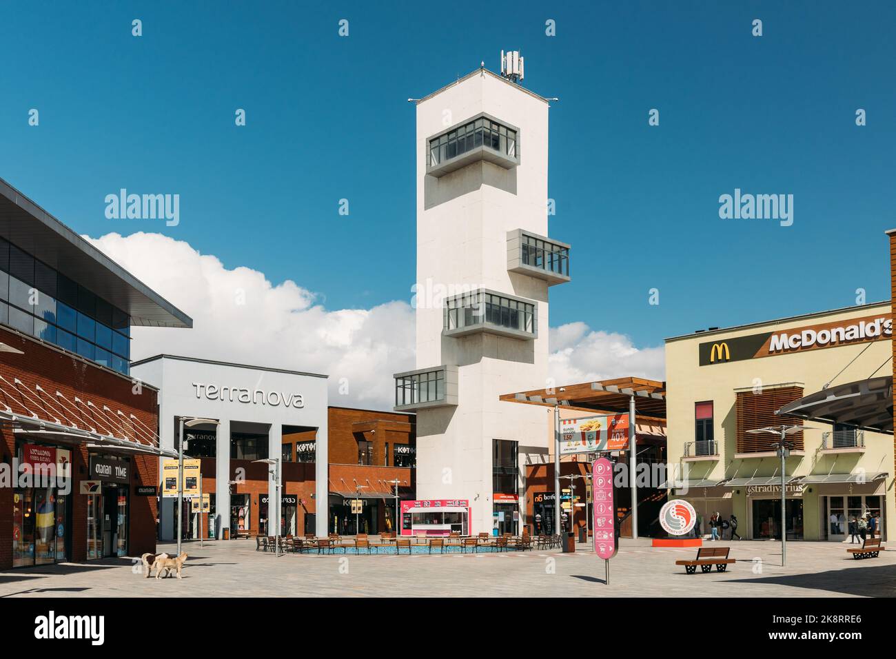 Tiflis, Georgien - 28. März 2022: Modernes Einkaufszentrum East Point Outside View. Erholungsgebiet Im Freien Am Einkaufs- Und Unterhaltungszentrum East Stockfoto