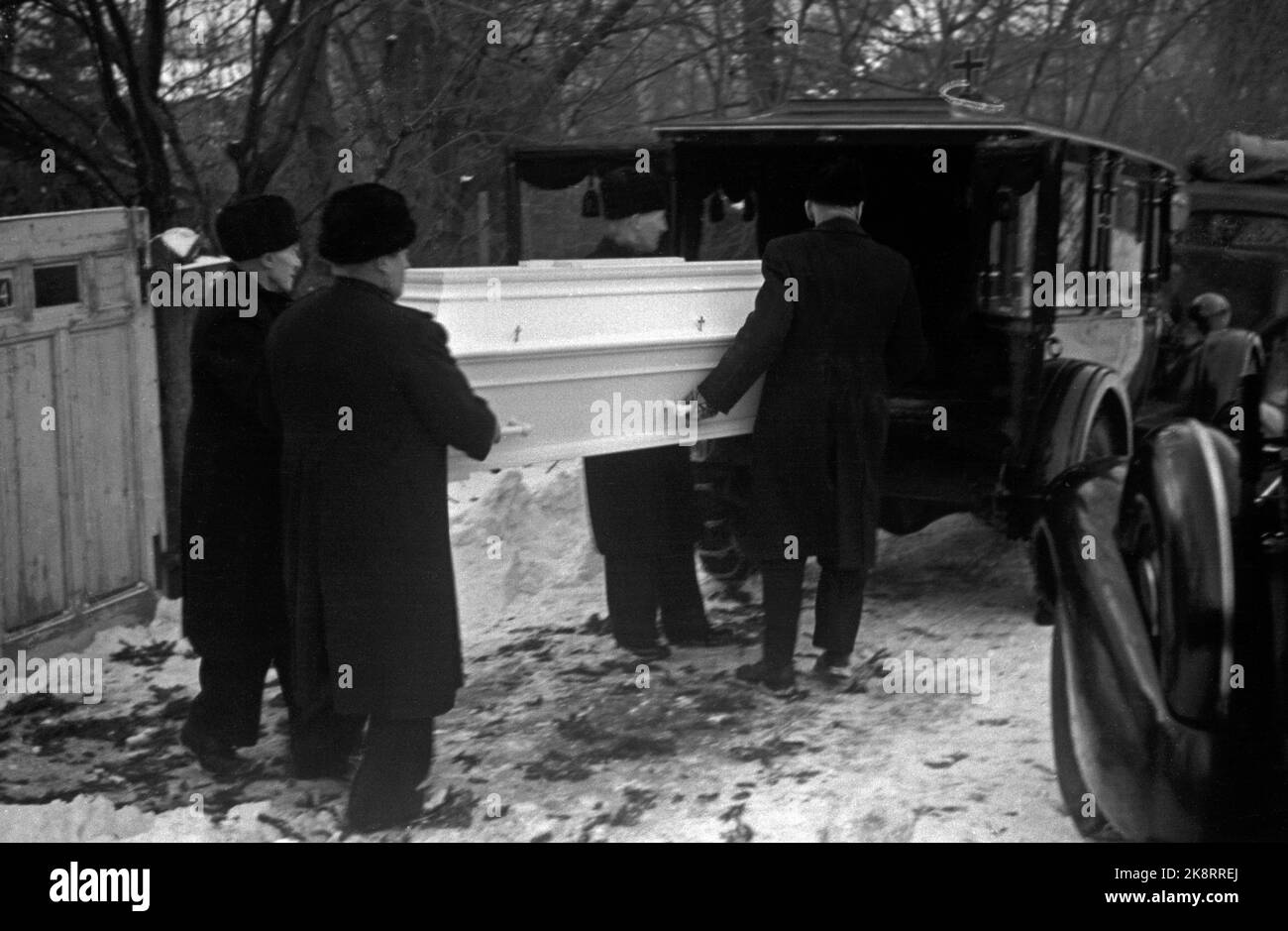 Oslo 19440131 der Maler Edvard Munch ist gelangweilt. Die Bahre wird von seinem Haus zum Krematorium gebracht, wo die Beerdigung stattfinden wird. Vier Männer laden den Sarg in den Bestattungswagen. Foto. Johnsen/NTB/NTB Stockfoto