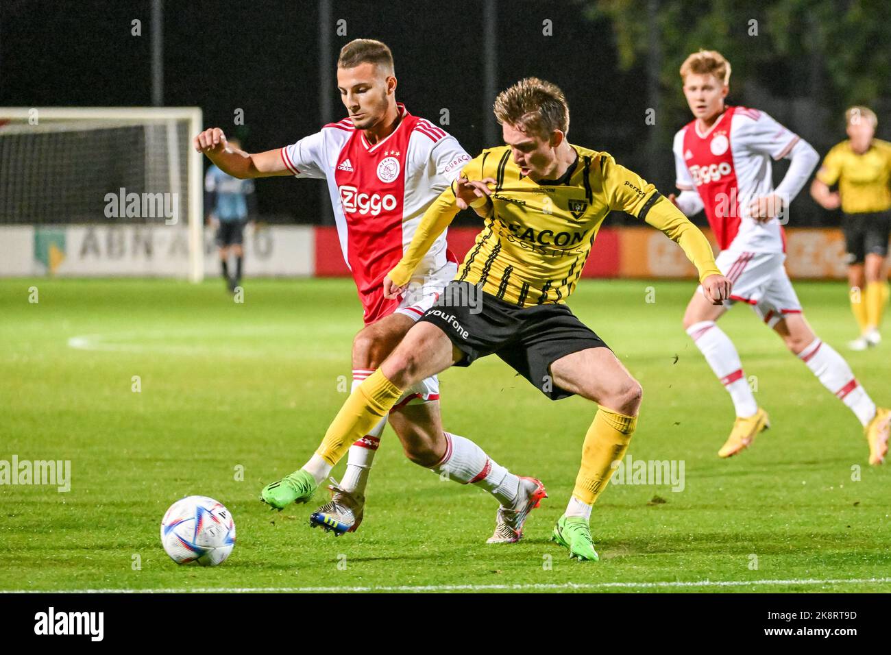 AMSTERDAM, NIEDERLANDE - 24. OKTOBER: Mateja Milovanovic von Jong Ajax, Carl Johansson von VVV Venlo während des niederländischen Keukenkampioendivisie-Spiels zwischen Jong Ajax und VVV Venlo am 24. Oktober 2022 in De Toekomst in Amsterdam, Niederlande (Foto: Jan Mulder/Orange Picches) Stockfoto