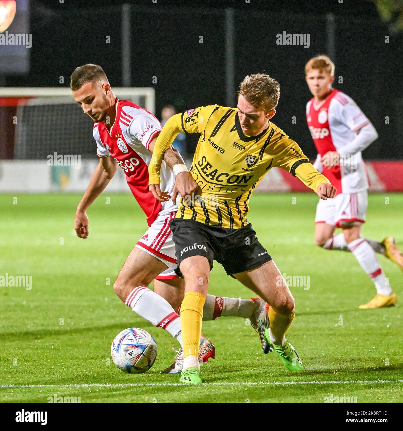 AMSTERDAM, NIEDERLANDE - 24. OKTOBER: Mateja Milovanovic von Jong Ajax, Carl Johansson von VVV Venlo während des niederländischen Keukenkampioendivisie-Spiels zwischen Jong Ajax und VVV Venlo am 24. Oktober 2022 in De Toekomst in Amsterdam, Niederlande (Foto: Jan Mulder/Orange Picches) Stockfoto