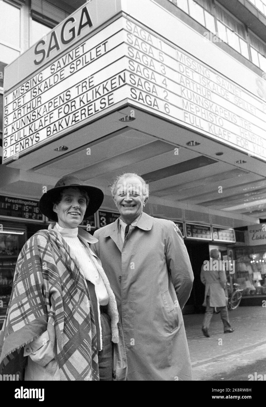 Oslo, 19821015. Kinodirektor Eivind Hjelmtveit und Ingeborg Moræus Hanssen sind vor dem Saga-Kino. Foto: Henrik Laurvik, NTB Stockfoto