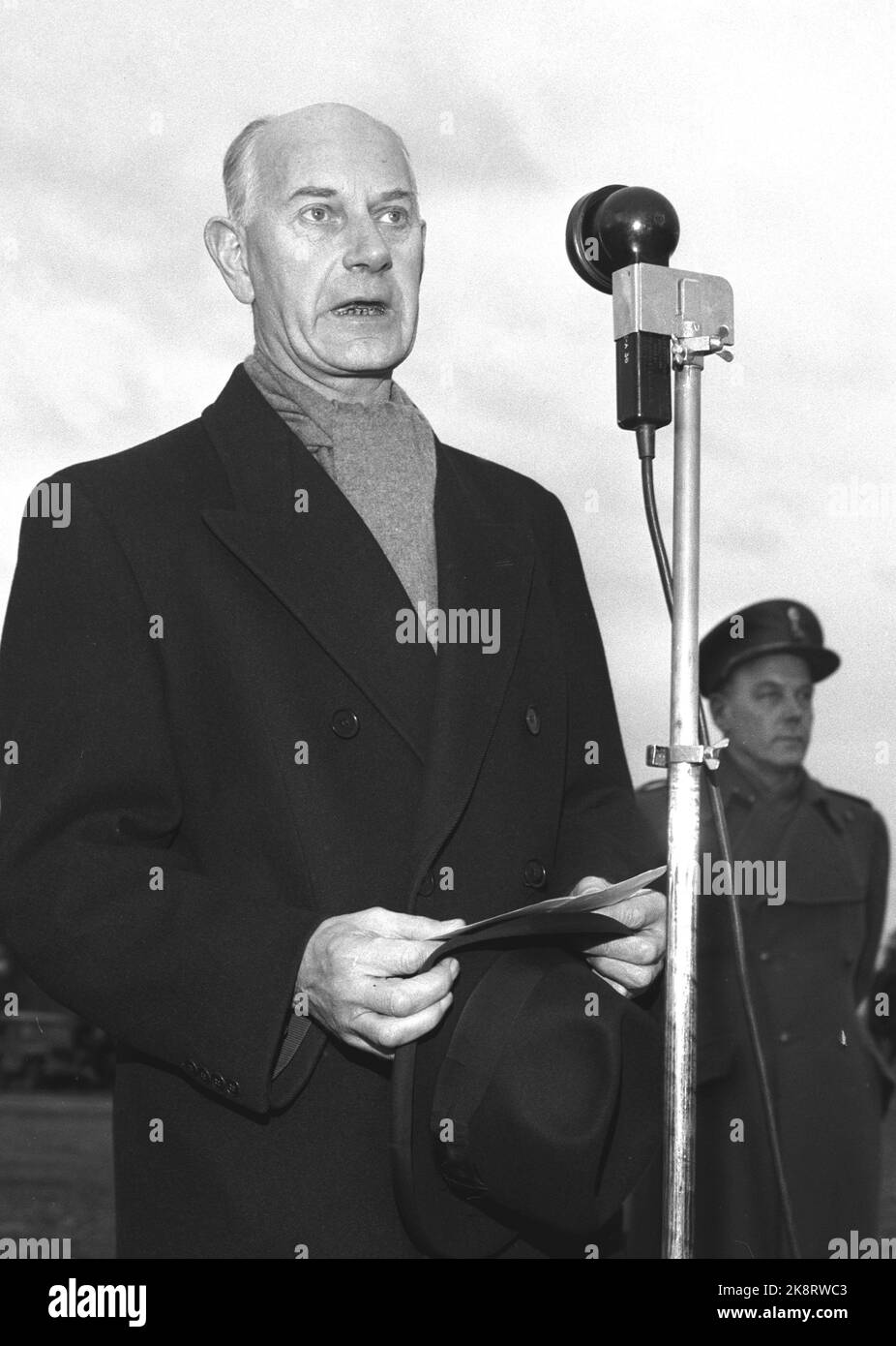 Fornebu 1956113 Norwegische Polizeitruppen reisen nach Ägypten, um an der Internationalen Polizeikirche in Suez teilzunehmen. Hier befand sich der Kommandant der norwegischen UN-Kompanie, Major Sigurd Viik, auf seinem Weg an Bord eines Transportflugzeugs in Fornebu zusammen mit dem 50-Mann-Wähler, der nach Neapel reiste, wo 5.000 UN-Soldaten aus den nordischen Ländern, Kanada, Indien und Pakistan versammelt waren. Hier hält Premierminister Einar Gerhardsen eine Abschiedsrede, bevor die Soldaten nach Neapel fahren. Mikrofone. Foto: NTB / NTB Stockfoto