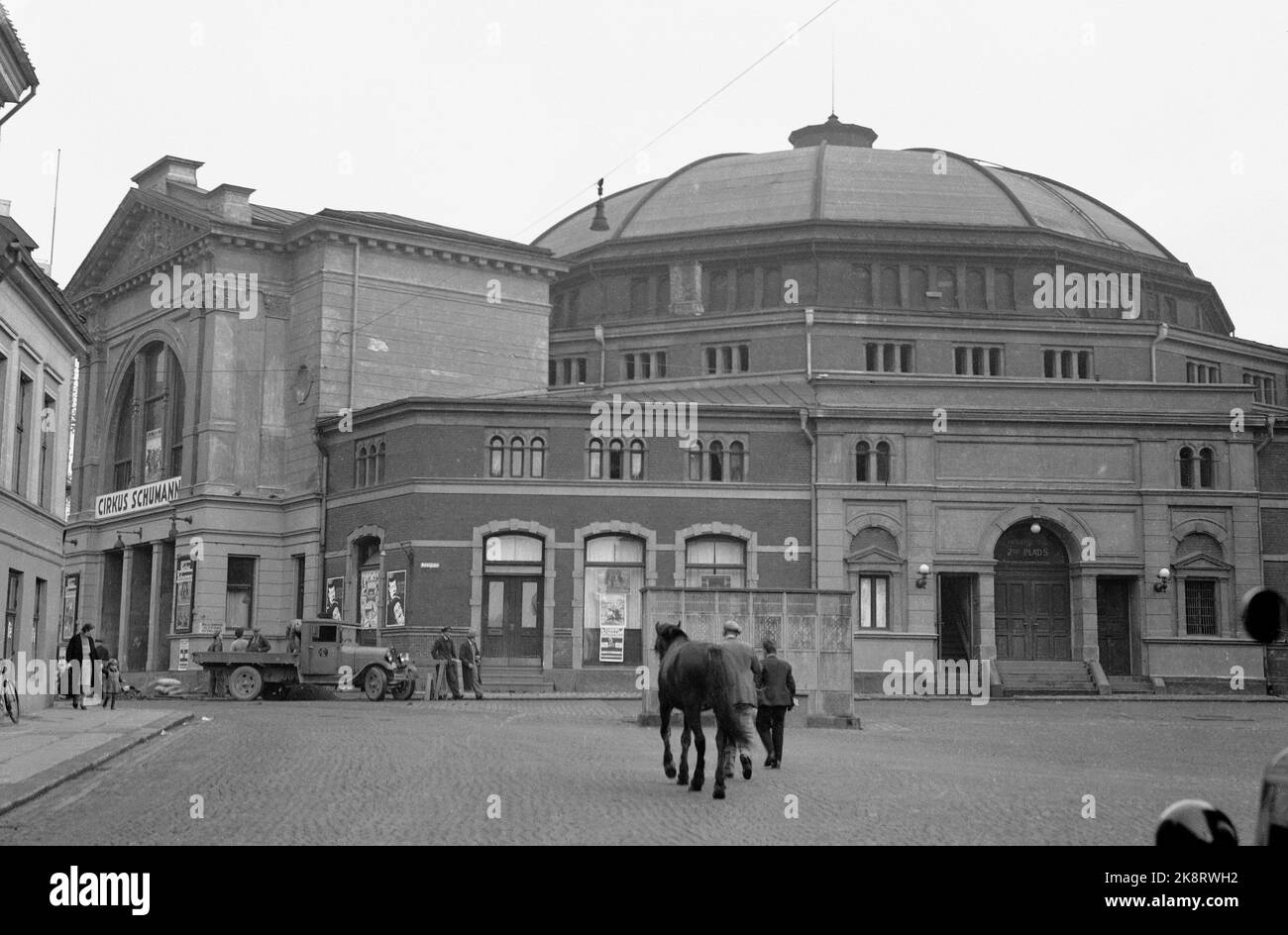 Oslo ca. 1930 Außenansicht des Circus-Gebäudes in Oslo. Erbaut 1895, abgerissen 1935. Das Gebäude befand sich dort, wo sich heute das Klingenberg-Kino befindet, mitten im Osloer Vergnügungsviertel Tivolihaven. Plakate für den dänischen Zirkus Schumann auf dem Gebäude. Der dänische Zirkus eröffnete das Gebäude und spielte auch die Abschlussvorstellung vor dem Abriss im Oktober 1935. Das Gebäude diente auch als Kino unter dem Namen Circus World Theatre. Foto: NTB / NTB Stockfoto