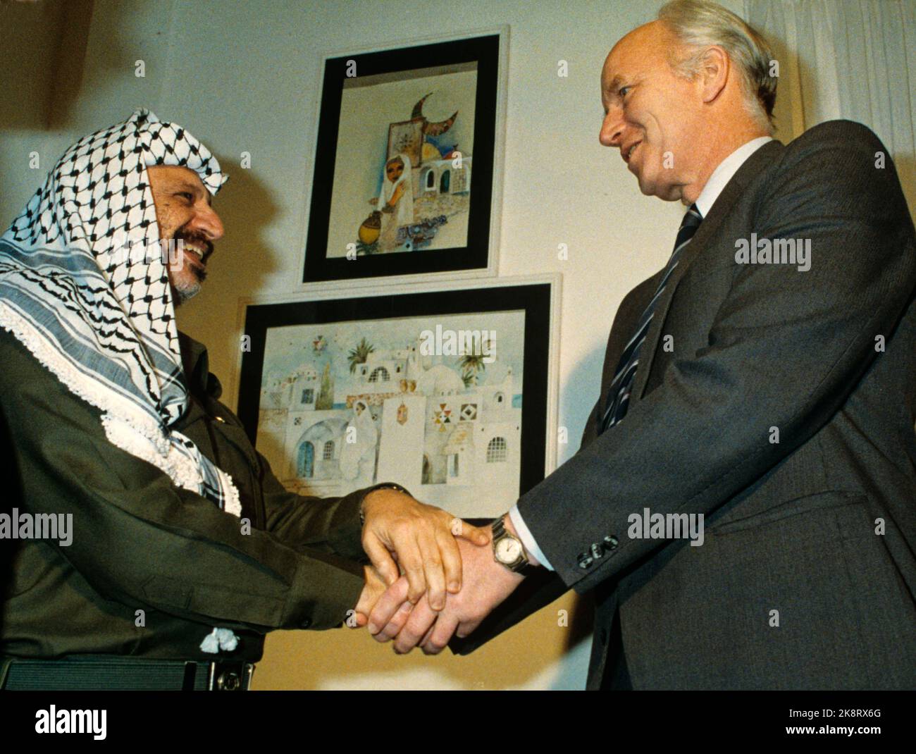 Tunesien 19890129. Außenminister Thorvald Stoltenberg (AP) trifft PLO-Führer Yassir Arafat in Tunesien. Foto: Bjørn Sigurdsøn NTB Stockfoto