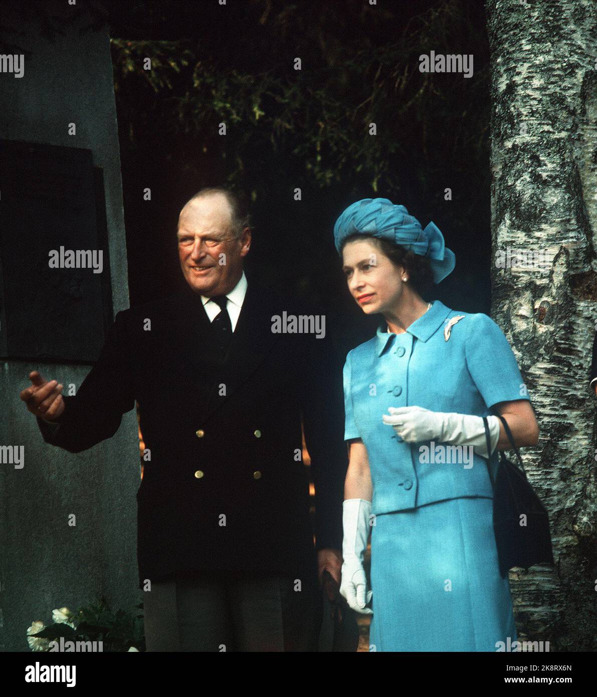 Åndalsnes 19690810. Königin Elisabeth II. Von England besucht Norwegen mit der Familie. Hier sind einige der Könige, die die königliche Birke in Glomstuen besuchen, die aus den ersten Tagen des Krieges bekannt ist. König Olav ist mit Königin Elizabeth, Prinzessin Anne und Kronprinzessin Sonja zusammen. Die Königin in hellblauem Anzug und Hut, schwarzer Tasche und Schuhen, weißen Handschuhen. NTB-Archiv dias / ntb Stockfoto