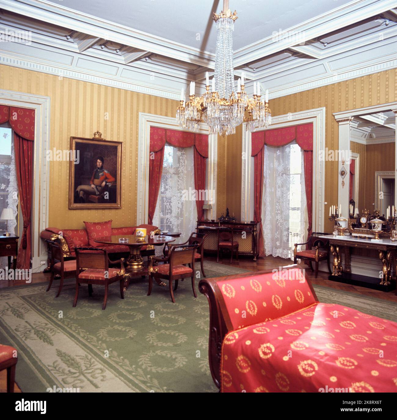 Oslo 1965: Interieur aus dem Yellow Guest Schlafzimmer / Apartment im königlichen Schloss. Preislampe / Kronleuchter in der Decke. Foto: Erik Thorberg NTB / NTB Stockfoto