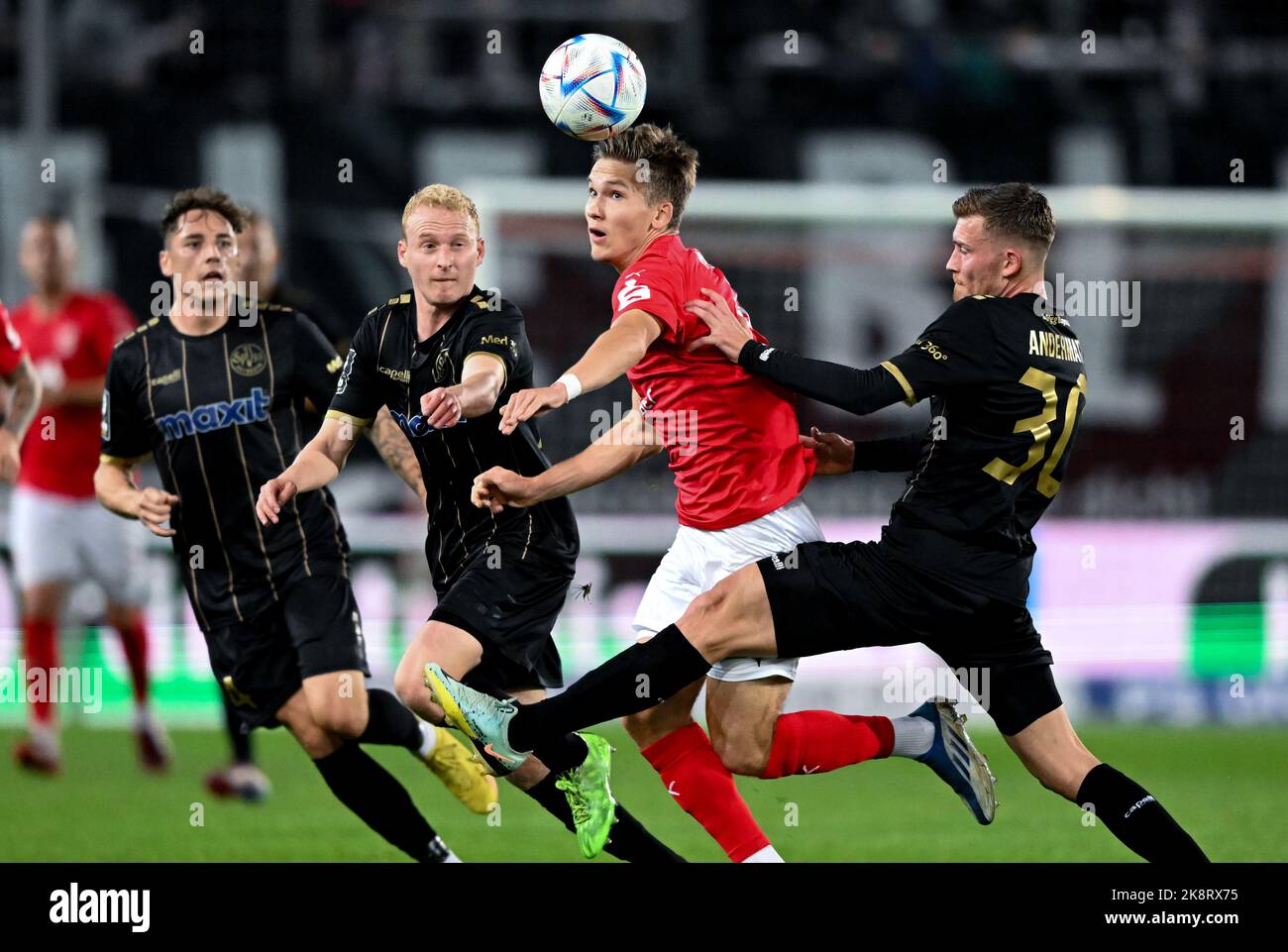 24. Oktober 2022, Sachsen-Anhalt, Halle (Saale): Fußball: 3. Liga, Hallescher FC - SpVgg Bayreuth, Matchday 13, Leuna-Chemie-Stadion. Halles Sebastian Müller (M) und Bayreuths Luke Hemmerich (l) und Nicolas Andermatt kämpfen um den Ball. Foto: Hendrik Schmidt/dpa/ZB - WICHTIGER HINWEIS: Gemäß den Anforderungen der DFL Deutsche Fußball Liga und des DFB Deutscher Fußball-Bund ist es untersagt, im Stadion und/oder vom Spiel aufgenommene Fotos in Form von Sequenzbildern und/oder videoähnlichen Fotoserien zu verwenden oder zu verwenden. Stockfoto