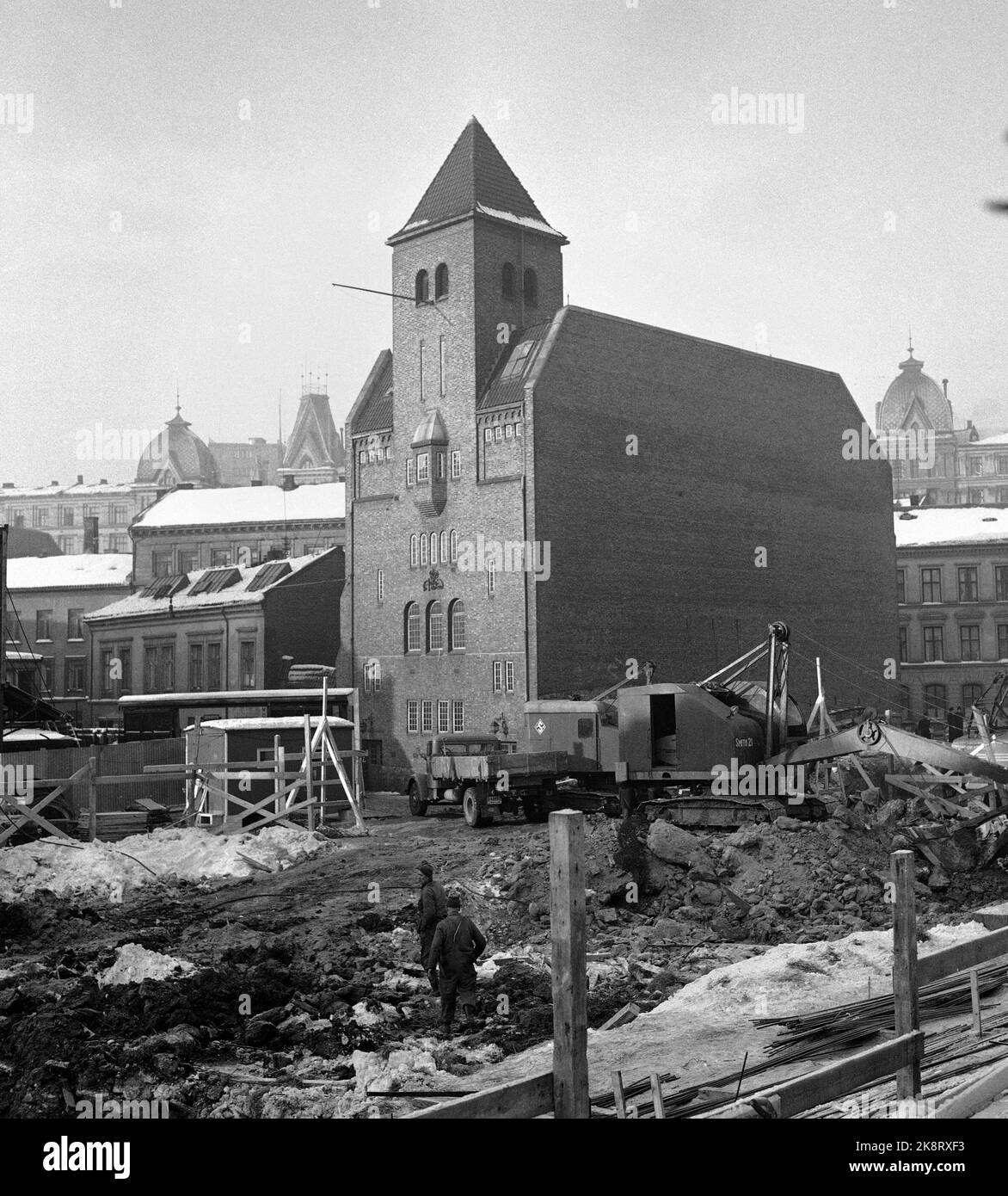 Oslo 19590205 Pipervika Kirche fotografiert ein paar Tage, bevor es abgerissen werden sollte. Die gesamte Umgebung ist bereits in Schotter verlegt. Im Hintergrund konnte man einen Blick auf die Victoria-Terrasse werfen. Foto: NTB / NTB Stockfoto
