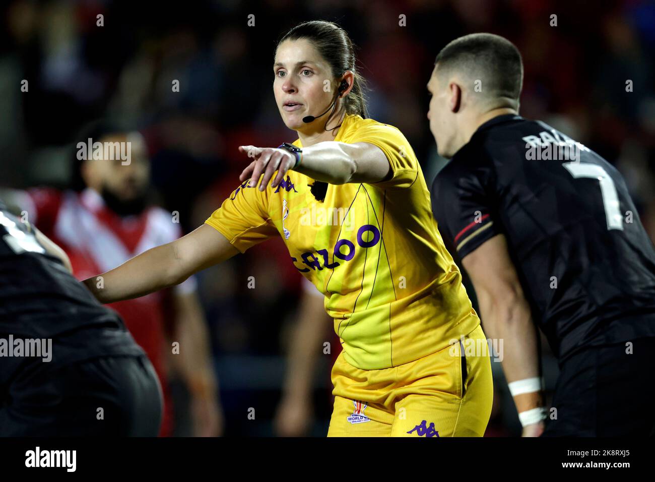 Schiedsrichter Kasey Badger während des Rugby League-Weltcup-Spiels der Gruppe D im Totally Wicked Stadium, St. Helens. Bilddatum: Montag, 24. Oktober 2022. Stockfoto