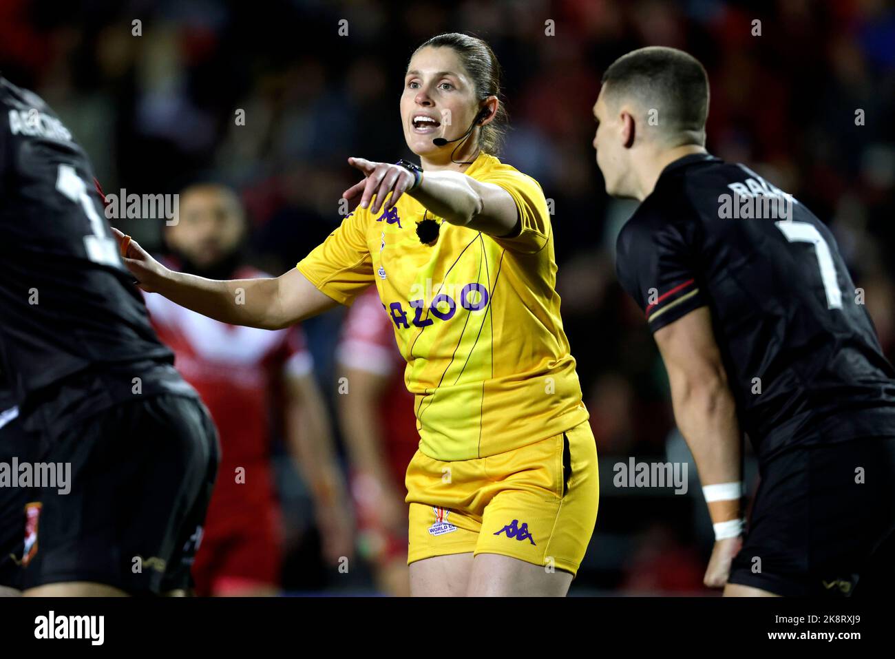 Schiedsrichter Kasey Badger während des Rugby League-Weltcup-Spiels der Gruppe D im Totally Wicked Stadium, St. Helens. Bilddatum: Montag, 24. Oktober 2022. Stockfoto