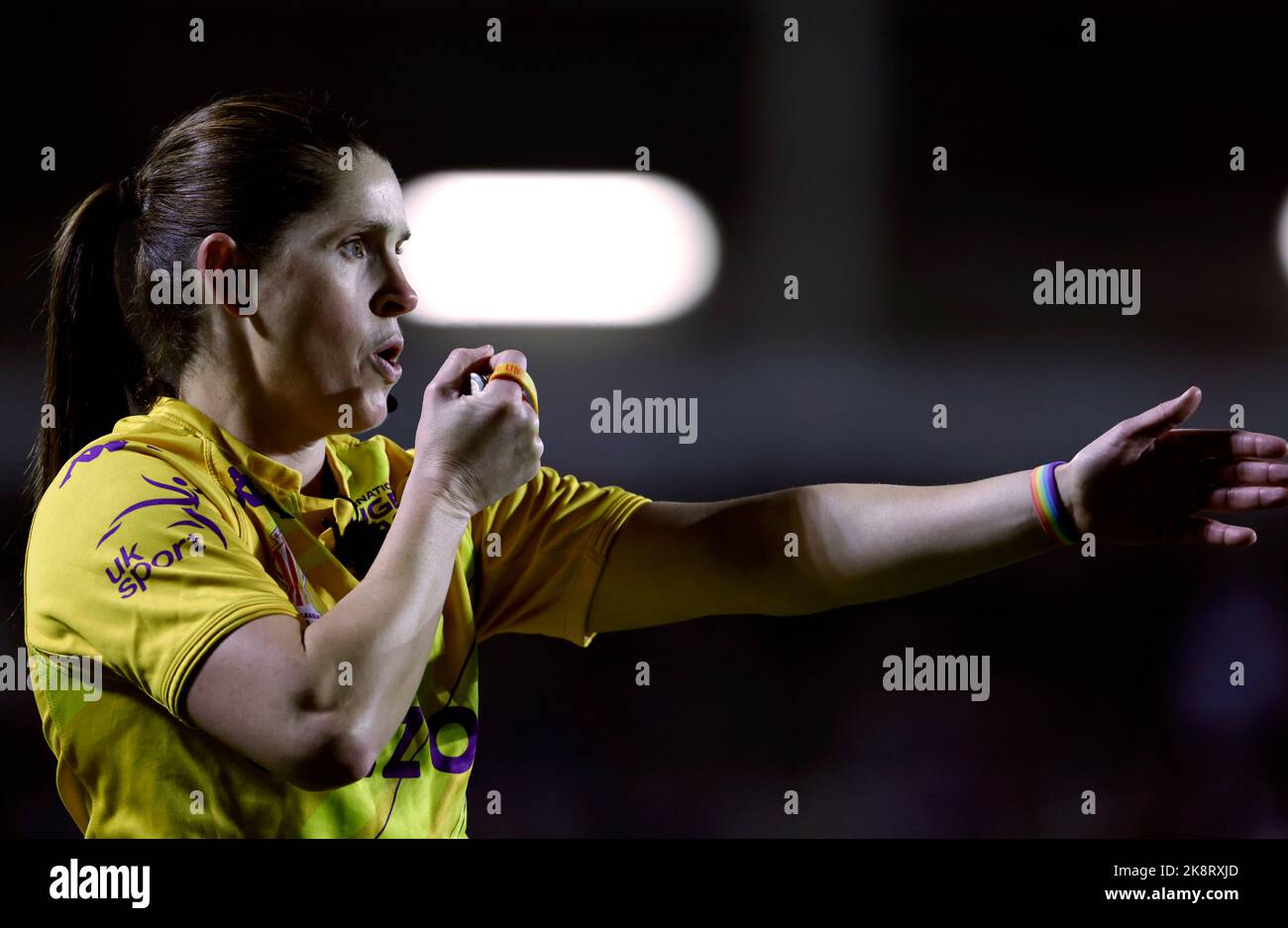 Schiedsrichter Kasey Badger während des Rugby League-Weltcup-Spiels der Gruppe D im Totally Wicked Stadium, St. Helens. Bilddatum: Montag, 24. Oktober 2022. Stockfoto