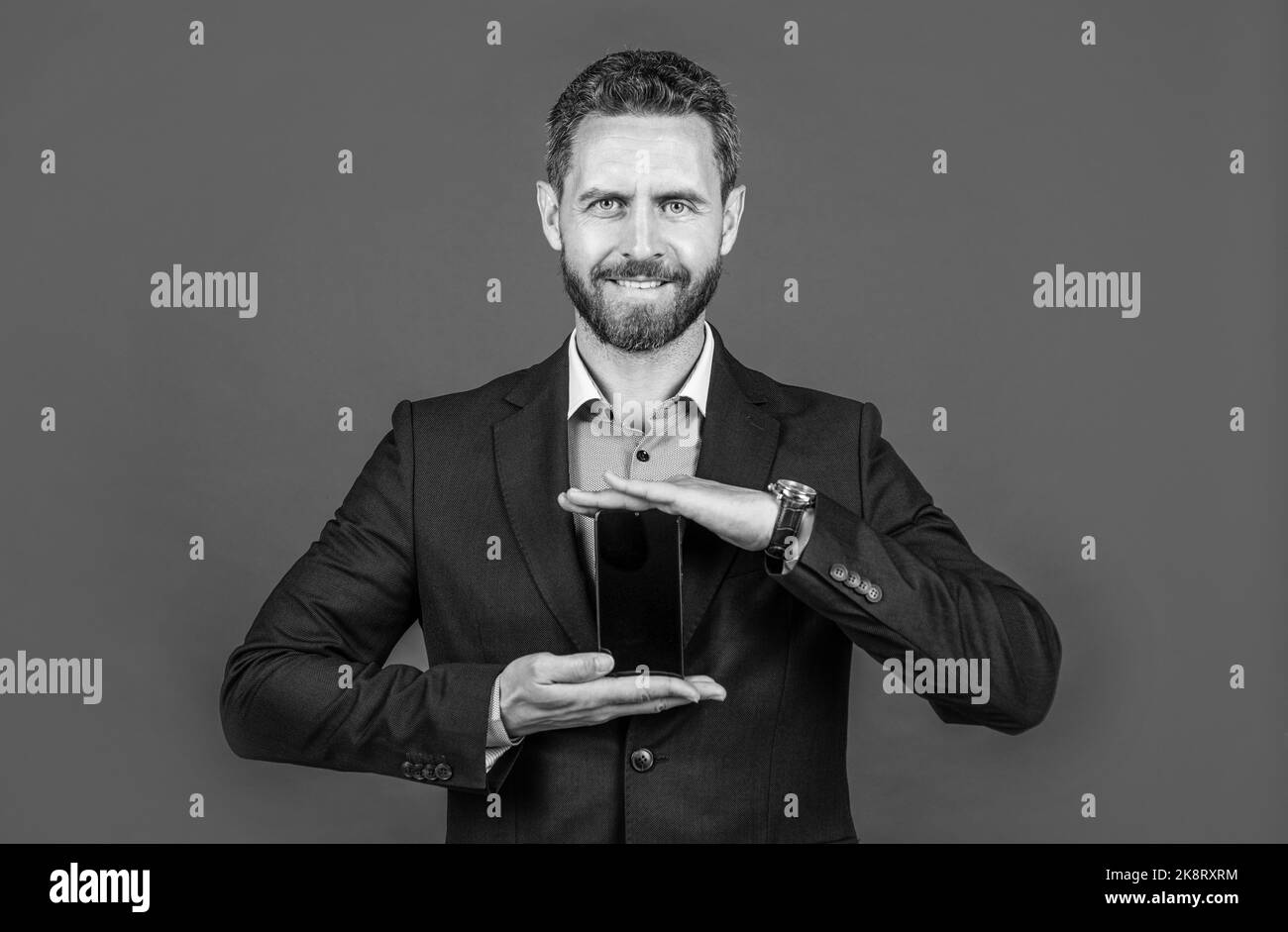 Handy App Werbung. Geschäftsmann präsentiert Produkt. Präsentation des neuen Smartphones. Stockfoto