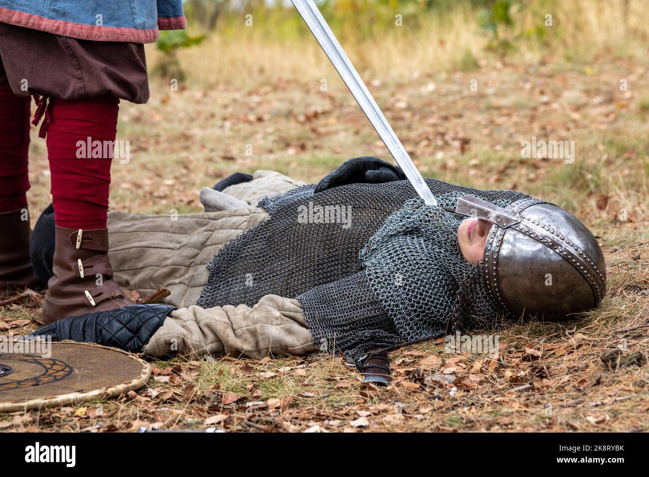 Besiegter Reenactor auf der Pukkisaari Iron Age Market Reenactment Battle Show im Vähä-Meilahti Bezirk in Helsinki, Finnland Stockfoto