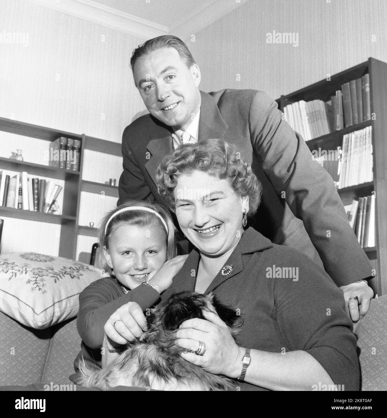 Oslo 16. November 1957. Opernsängerin Aase Nordmo Løvberg mit Ehemann und Tochter Torunn in ihrer neuen sechs-Zimmer-Wohnung im Präsidenten Harbitzgate. Foto: Sverre A. Børretzen / Aktuell / NTB Stockfoto