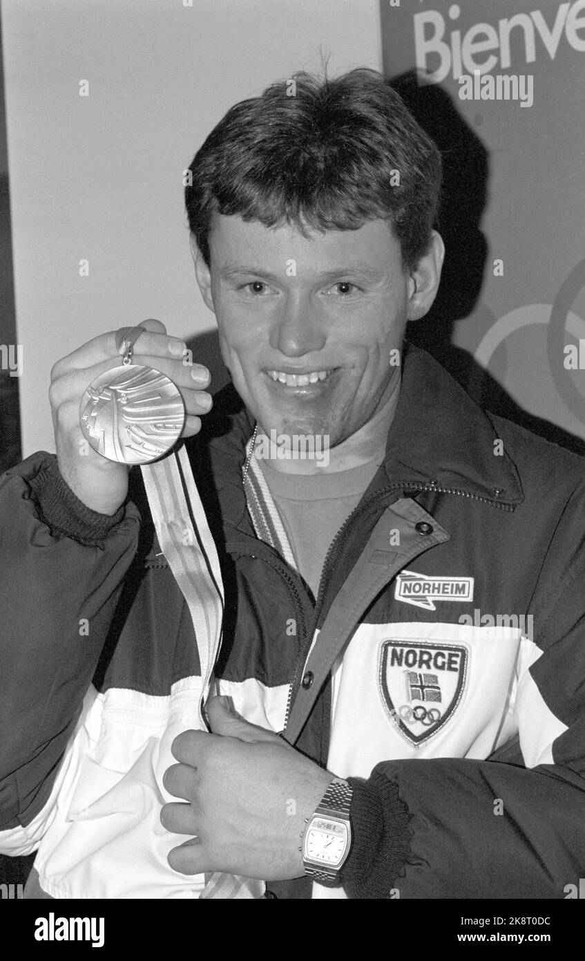 Calgary, Kanada 198802: Olympic Calgary 1988. 15km Skilanglauf, Männer. Pål Gunnar Mikkelsplats mit seiner Silbermedaille nach 15km in Canmore am 19. Februar 1988. Foto: Henrik Laurvik Stockfoto