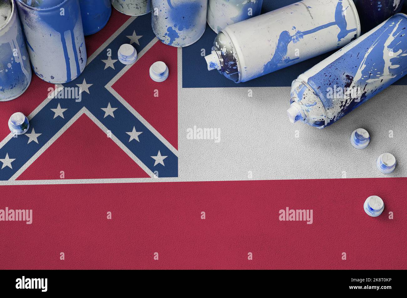 Mississippi neue US-Staatsflagge und nur wenige gebrauchte Spraydosen für die Graffiti-Malerei. Street Art Kultur Konzept, Vandalismus Probleme Stockfoto