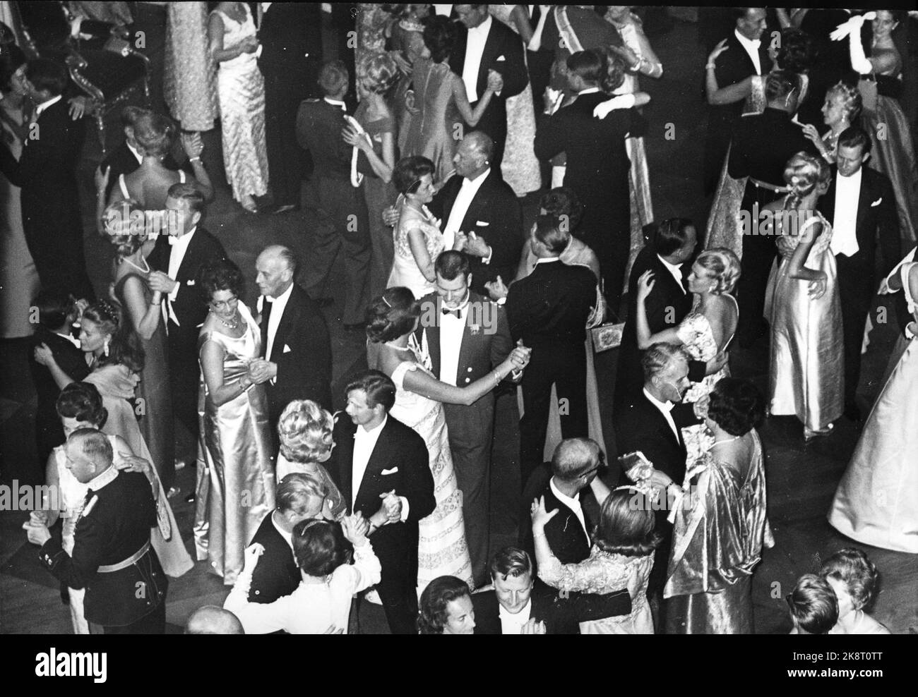 Oslo 19680829: Königliche norwegische Hochzeit: Kronprinz Harald und Kronprinzessin Sonja tanzen mit den Gästen auf dem Schloss. NTB-Archivfoto / ntb Stockfoto