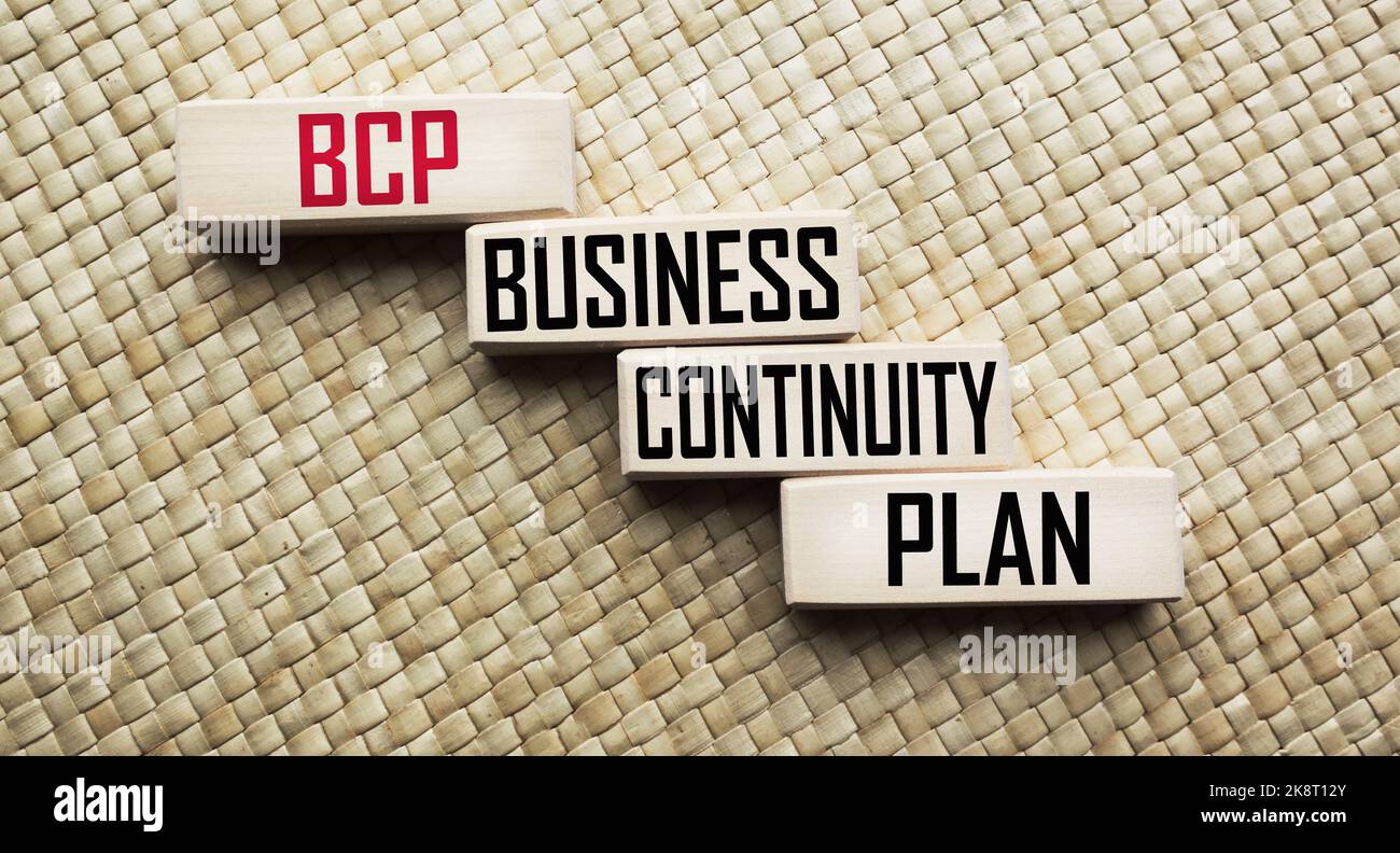 Auf einem Strohhintergrund, Holzblöcke mit dem Text BCP Business Continuity Plan. Stockfoto