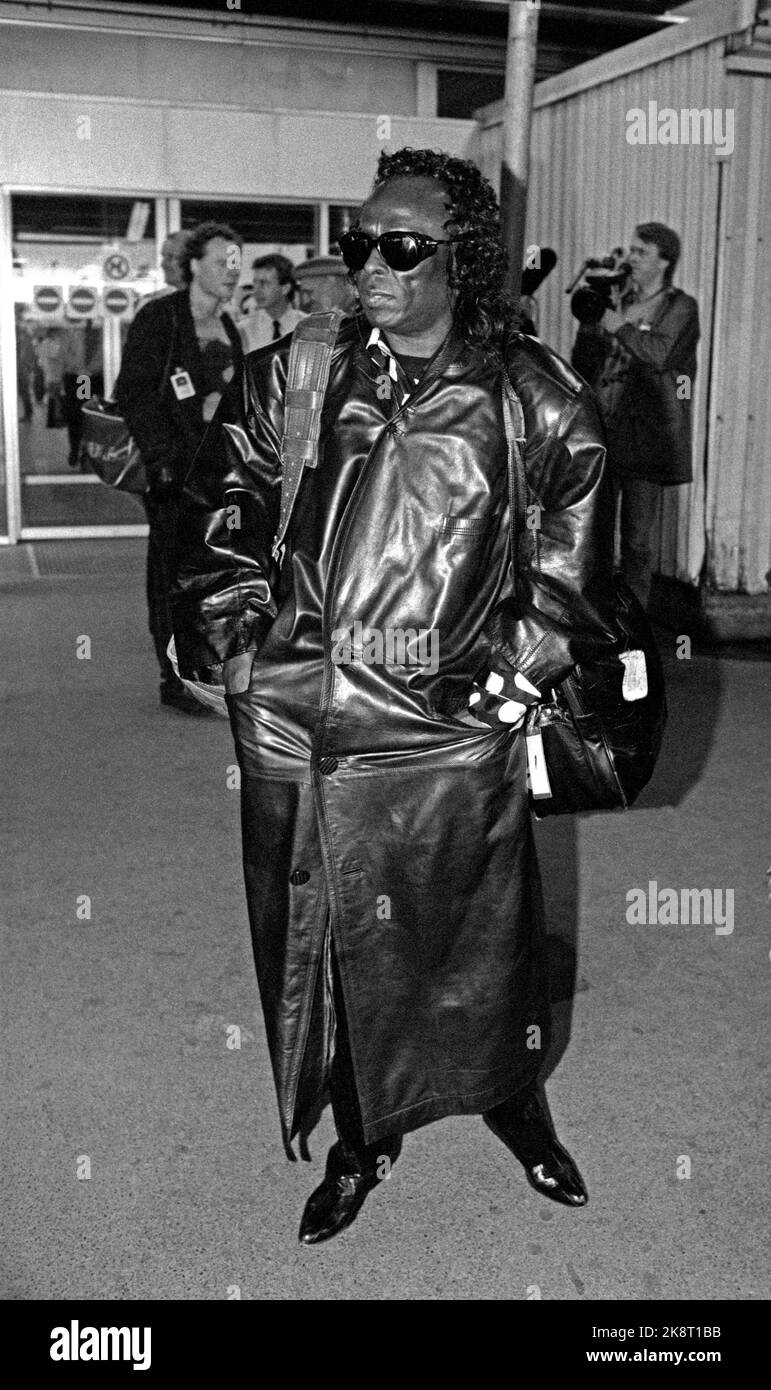 Oslo 19871027. Der Jazzmusiker Miles Davis kommt nach Oslo. In schwarzem Ledermantel bei Ankunft in Fornebu. Foto Henrik Laurvik / NTB Stockfoto
