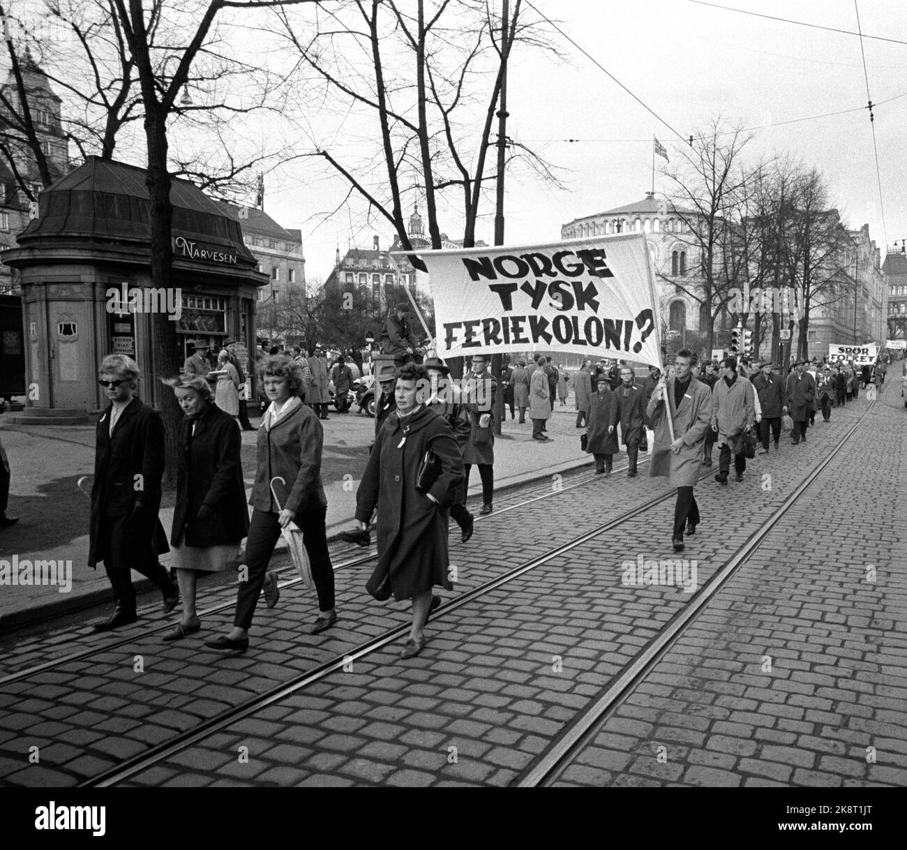 Die Oslo 19620426-Demonstration gegen den Gemeinsamen Markt während der parlamentarischen Debatte über Norwegen soll die Mitgliedschaft in der Europäischen Wirtschaftsgemeinschaft EWG beantragen. Der Demonstrationszug befindet sich in den Stortingsgaten auf dem Weg vom Storting, nach Reden und Appellen am Rathausplatz. Foto Ivar Aaserud / NTB Stockfoto