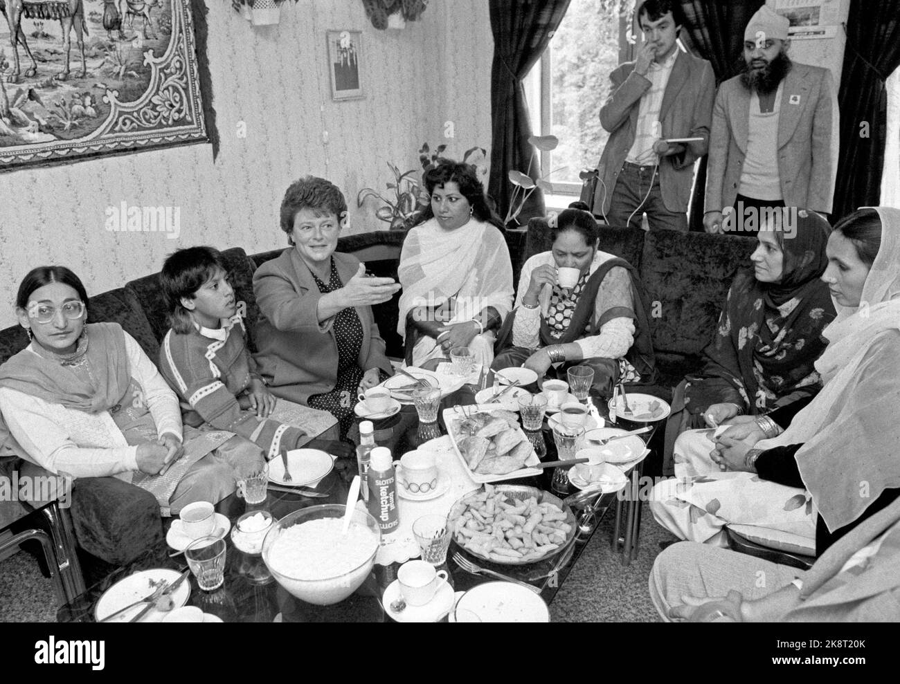 Oslo 19870913. Premierminister Gro Harlem Brundtland besuchte die Familie des pakistanischen Einwanderers Walter Sirajoddim in Oslo. Foto: Eystein Hanssen / NTB Stockfoto