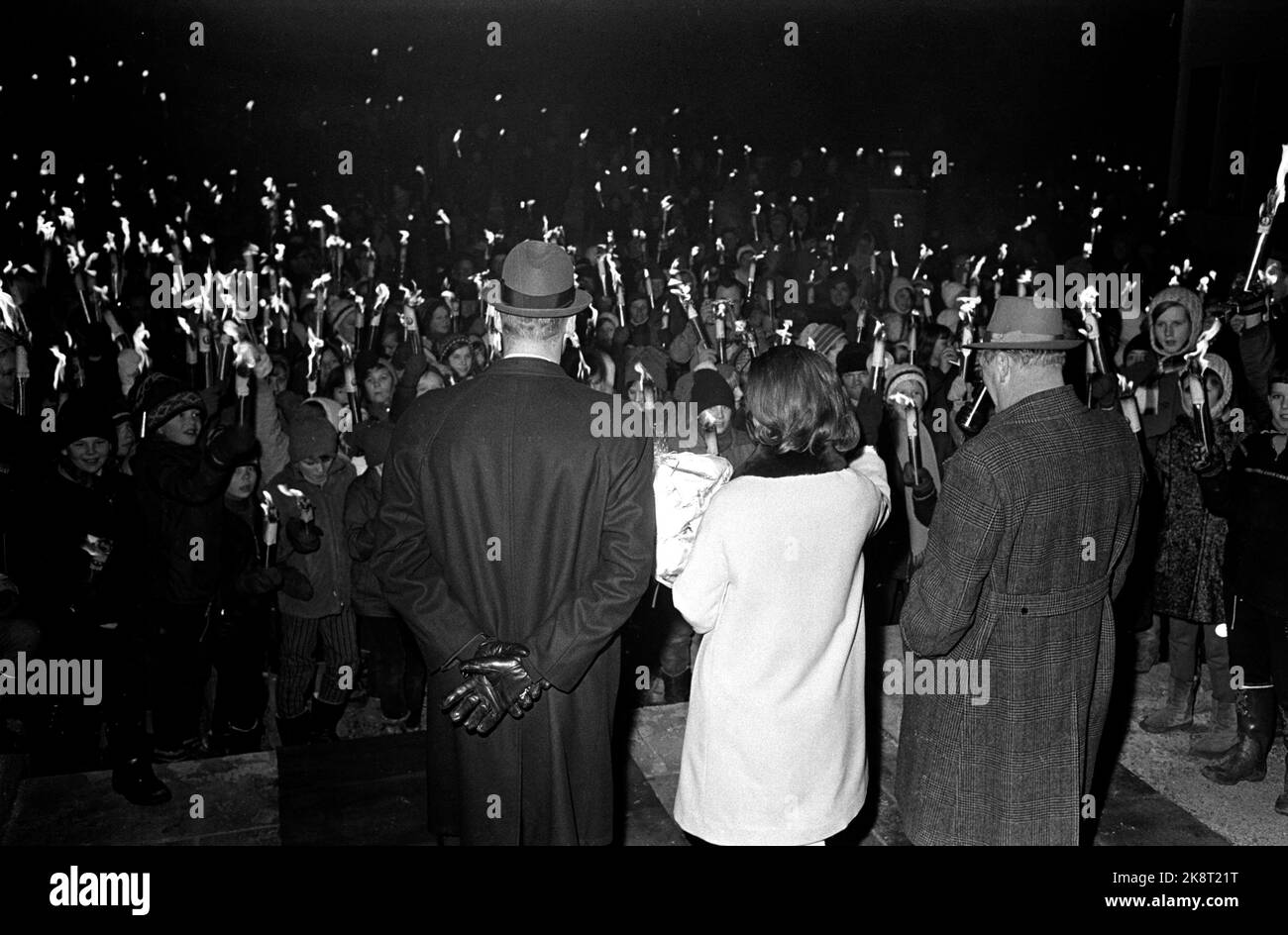 Asker 19681214: Fackelzug für das Kronprinzenpaar Harald und Sonja vor ihrem Haus in Skaugum. Hier war das Kronprinzenpaar knapp 4 Monate lang verheiratet. King Olav V Th. Anderer Text fehlt. L 1985. NTB-Archiv/ntb Stockfoto