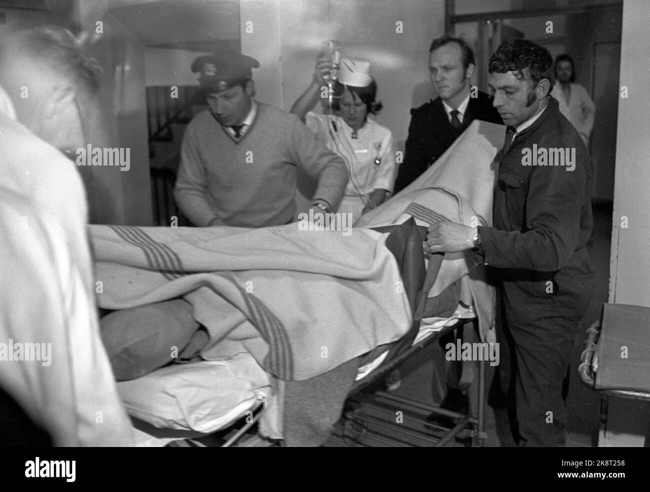 Asker 19721223 der Flugzeugabsturz in Vestmarka am kleinen Heiligabend, bei dem ein Fokker Fellowship Fly von Braathens Safe abstürzte und 40 Menschen umkamen. Beschädigte und tödliche Unfälle werden in Krankenwagen in das Krankenhaus Bærum gebracht. Foto: NTB / NTB Stockfoto