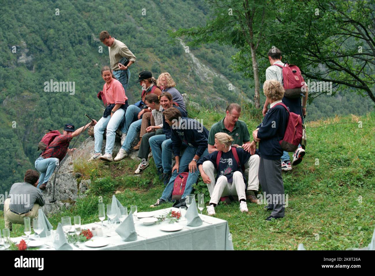 Vestlandet, 199308: SILVERCRUISE. VESTLANDSTUREN. DET NORSKE KONGEPARET, DRONNING SONJA OG KONG HARALD, ARRANGERER CRUISE PÅ VESTLANDET I ANLEDNING SITZ SØLVBRYLLUP. Bildet: Bildet: Skageflå ved Geirangerfjorden. Det kongelige følge går i Land ved Geirangerfjord. Dernest fulgte en lengre fottur opp til platået ved Skageflå. Her de kongelige ungdommene før lunsjen på Skageflå. Helt til v. skøyer de danske prinsene Frederik Og Joachim. I den sittene gruppen BL.a. prinsesse Alexia AV Hellas, prinsessene Sophie Og Astrad Ullens de Schooten, prins Nicolaos AV Hellas Og prinsesse Märtha Louise. Stockfoto