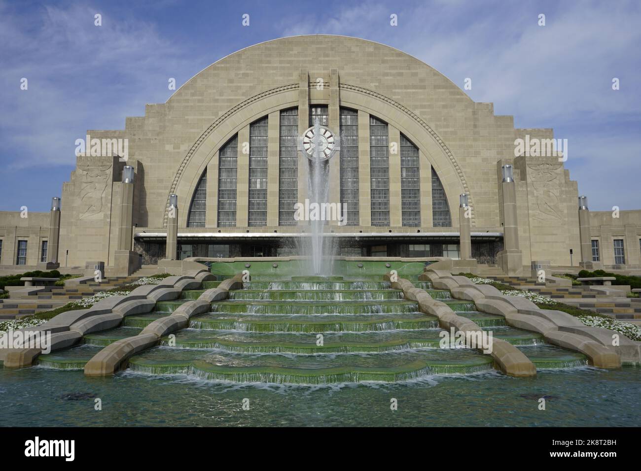Eine schöne Aufnahme des Cincinnati Union Terminals mit einem Springbrunnen Stockfoto