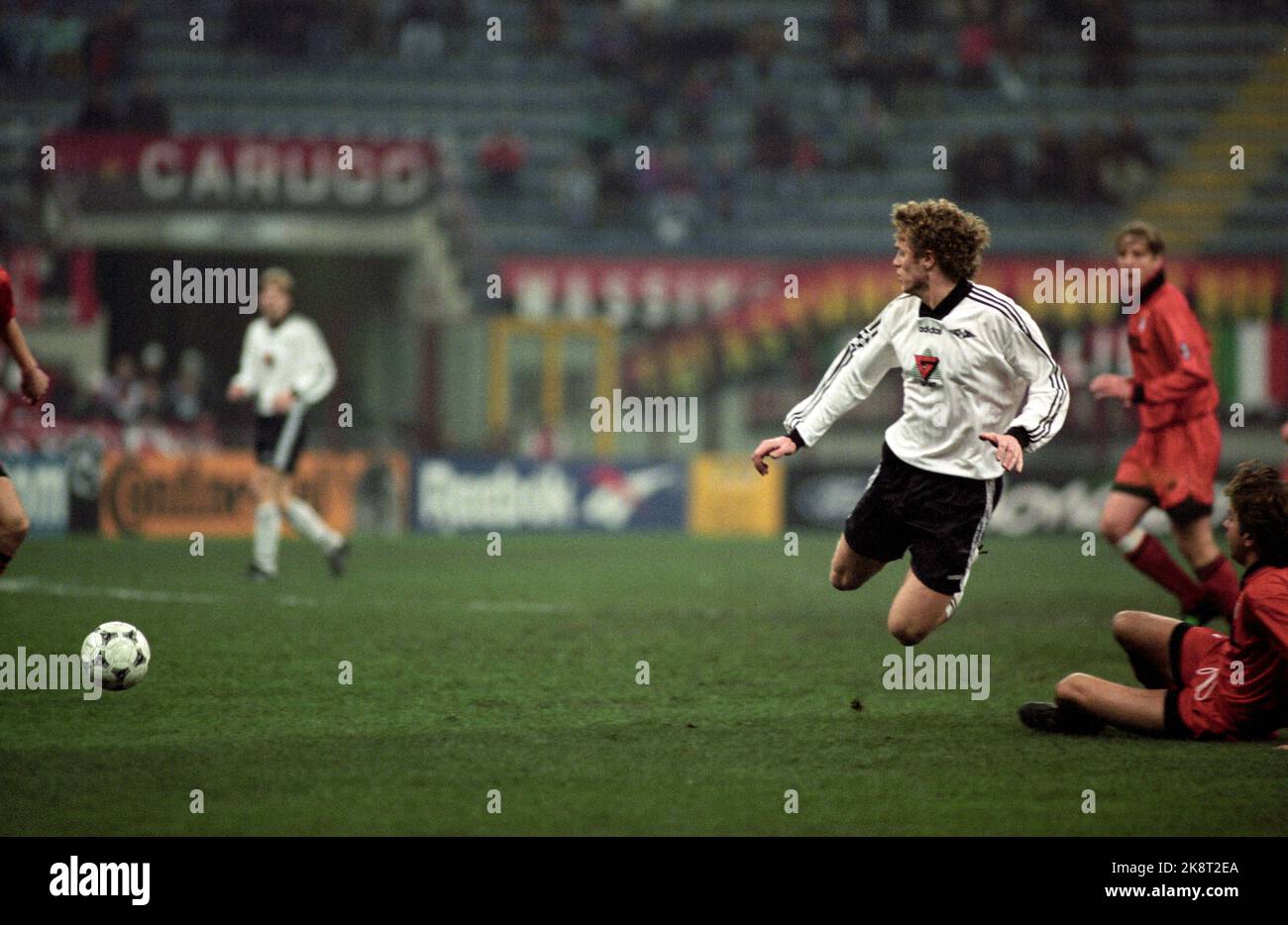 Mailand, Italien 19961204 Champions-League-Spiel RBK / Mailand im San Siro Stadion in Mailand, wo Rosenborg gewann 2-1. Aktion aus dem Spiel, RBK in weiß und schwarz .. Foto: Gorm Kallestad / NTB. Stockfoto