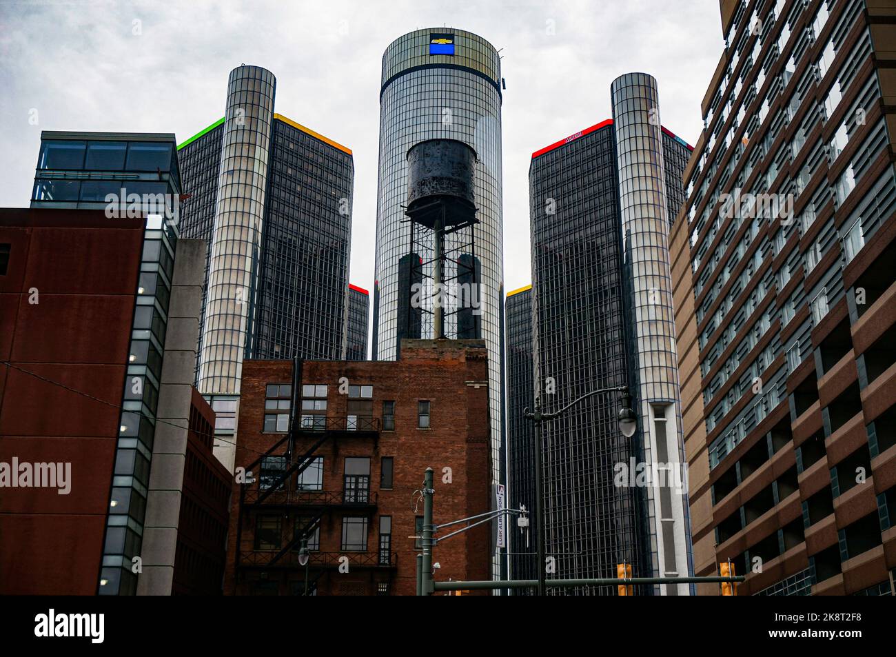 Der Hauptsitz von GM mit einem Wasserturm vor dem Hotel in Detroit, USA. Stockfoto