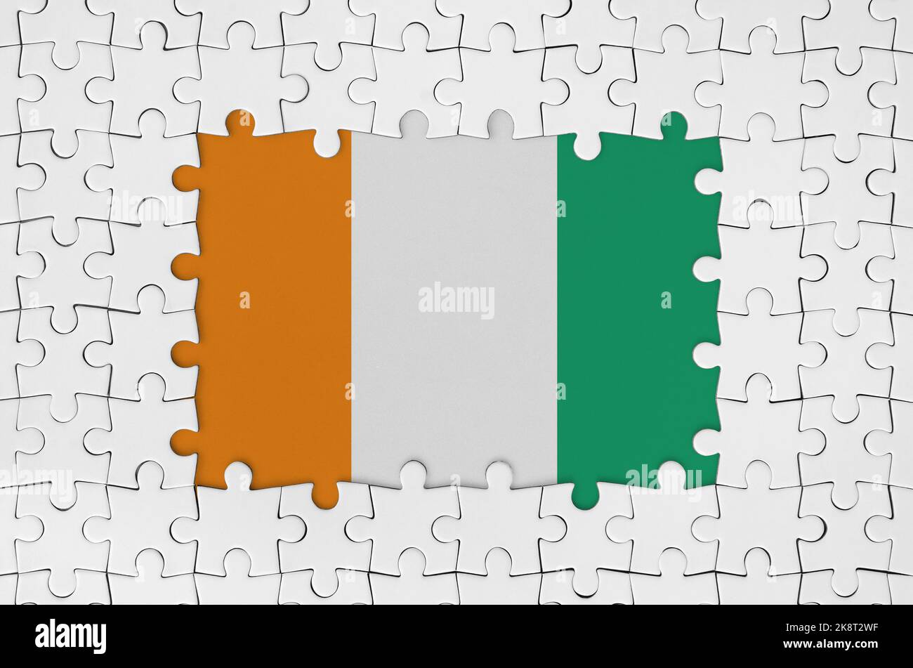 Elfenbeinküste Flagge im Rahmen von weißen Puzzleteilen mit fehlenden zentralen Teilen Stockfoto