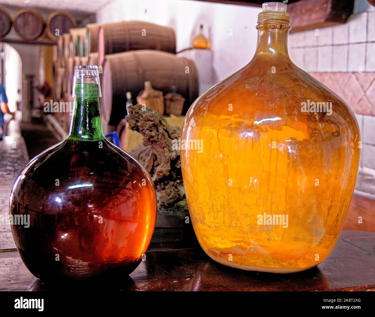 Vintage Display Flaschen Wein in einer Bodega - Lanzarote, Spanien Stockfoto