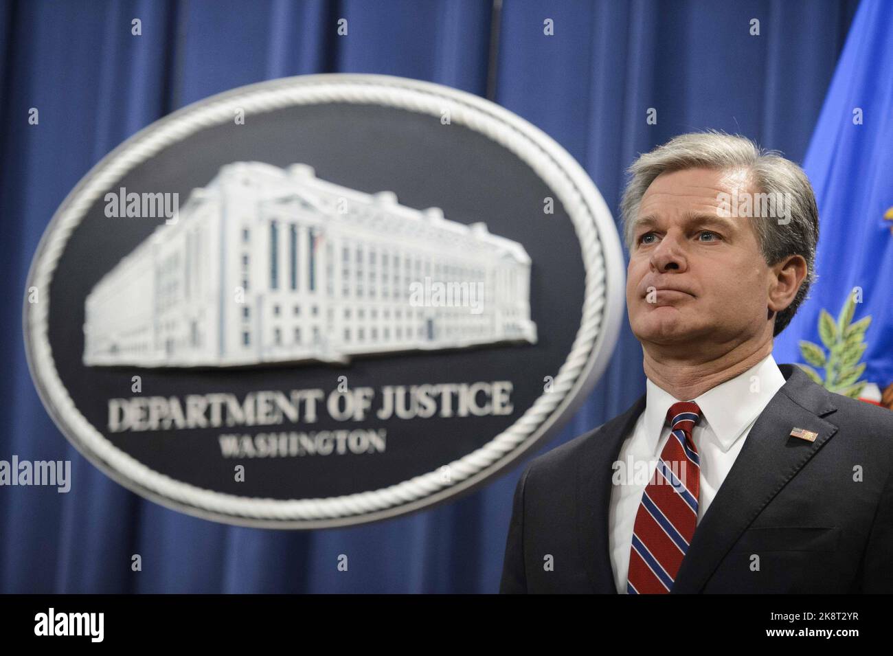 Washington, Usa. 24. Oktober 2022. Der Direktor des Federal Bureau of Investigation, Christopher Wray, blickt am Montag, den 24. Oktober 2022, auf eine Pressekonferenz über nationale Sicherheitsfälle und mutmaßliche kriminelle Aktivitäten eines Akteurs eines Nationalstaates in den Vereinigten Staaten im Gebäude des Justizministeriums von Robert F. Kennedy in Washington, DC. Foto von Bonnie Cash/UPI Credit: UPI/Alamy Live News Stockfoto