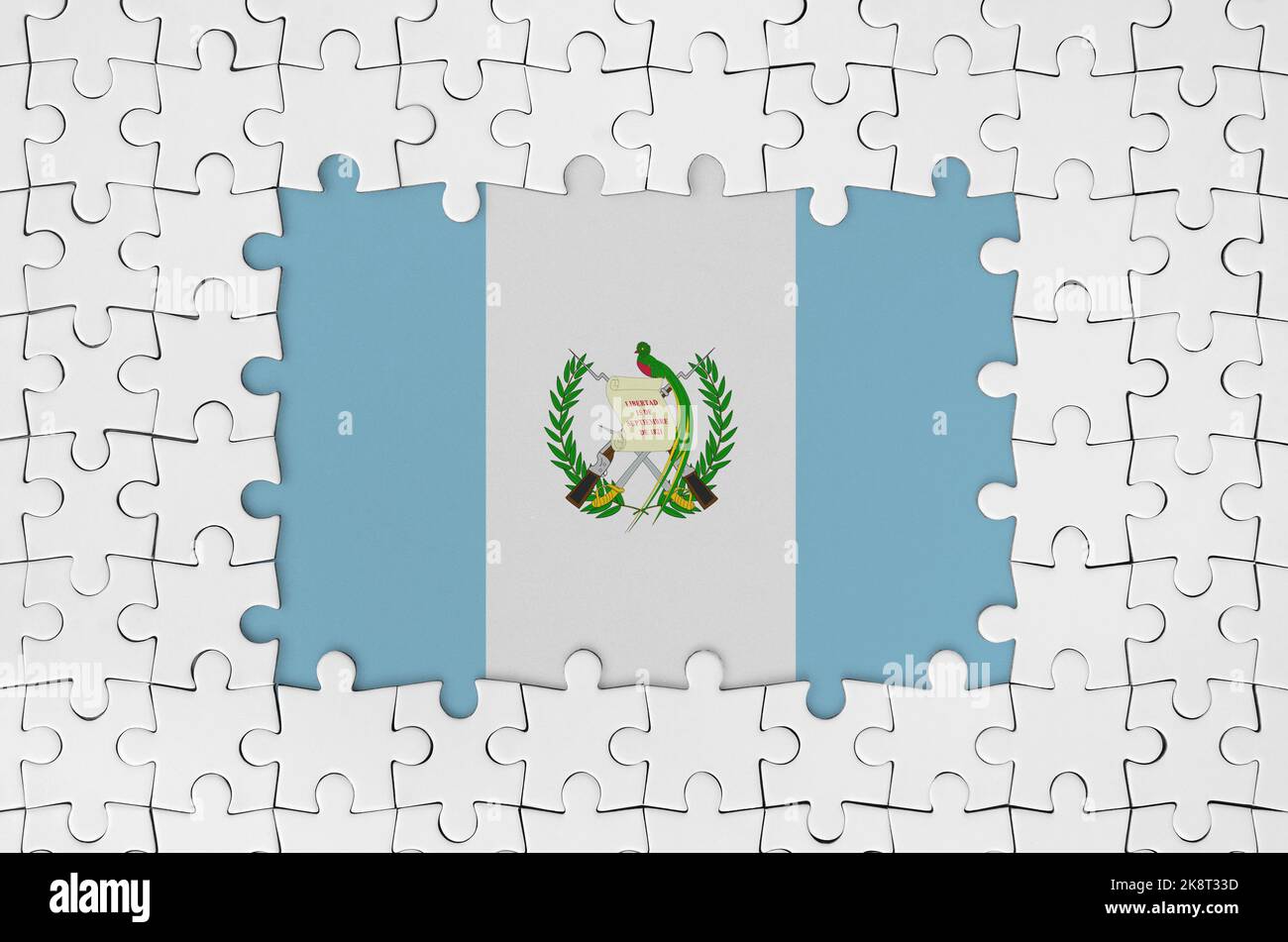 Guatemala-Flagge im Rahmen von weißen Puzzleteilen mit fehlenden zentralen Teilen Stockfoto